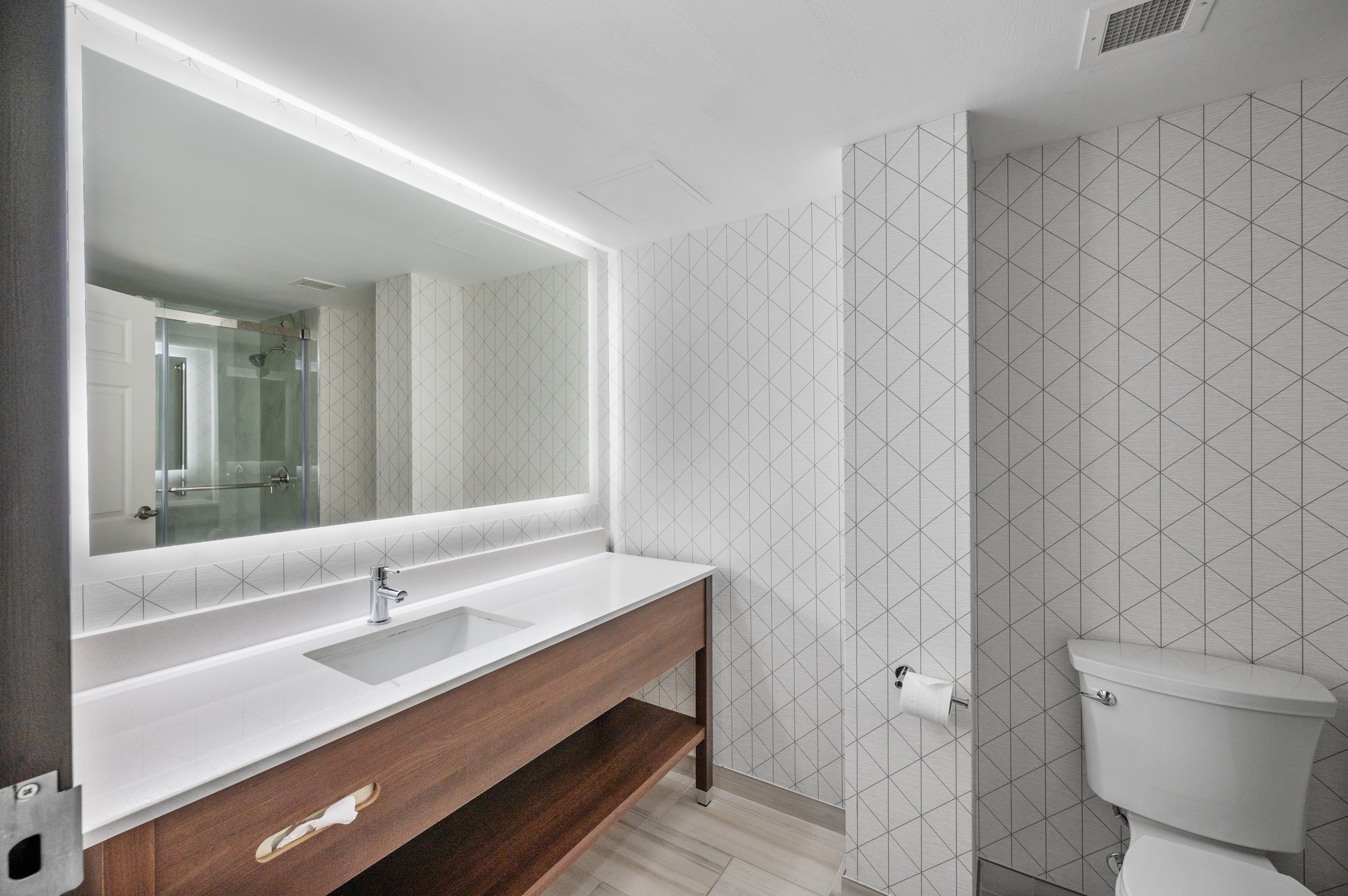 Guest room bath at the Wingate by Wyndham Sylvania/Toledo in Sylvania, Ohio