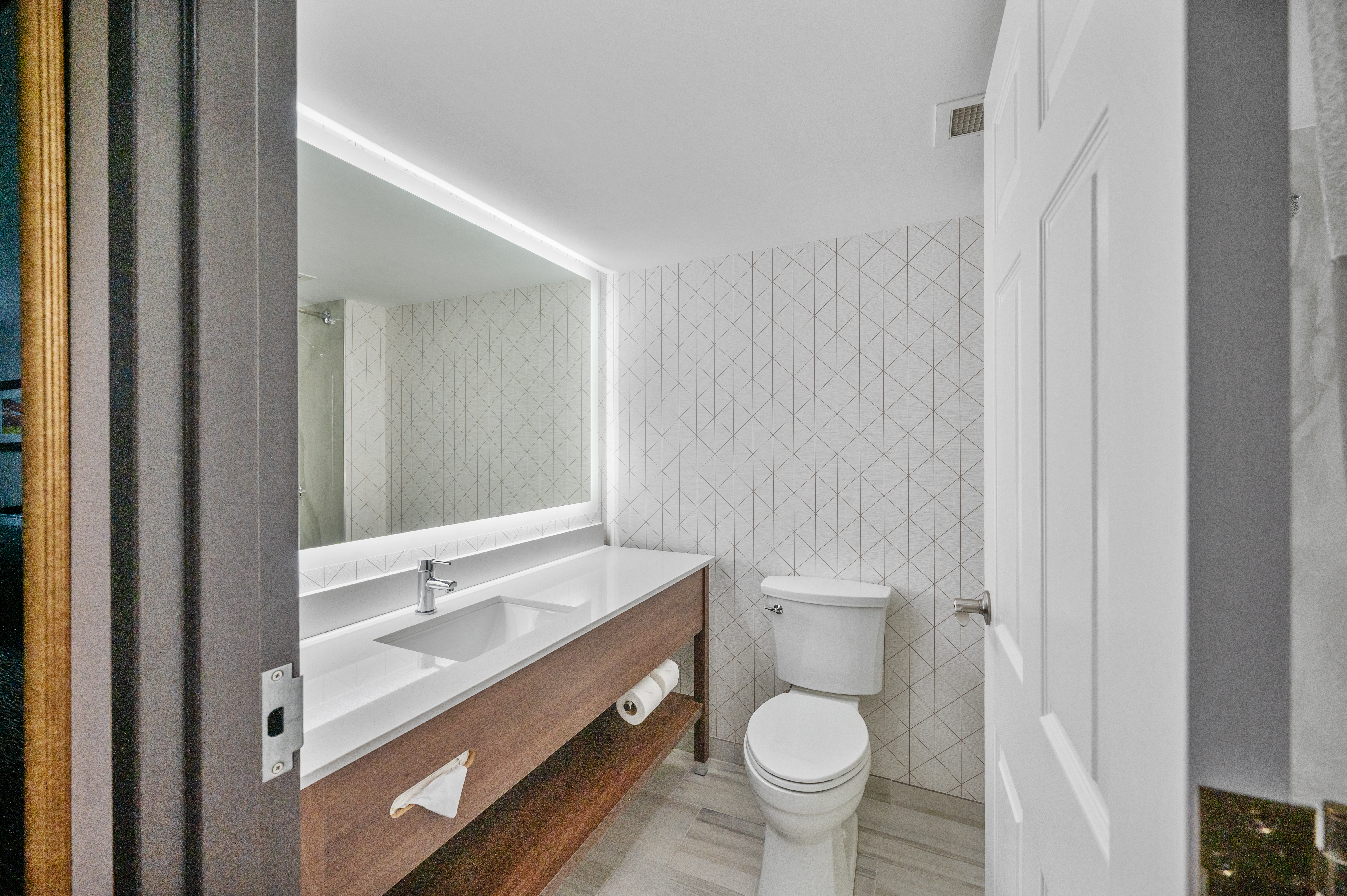 Guest room bath at the Wingate by Wyndham Sylvania/Toledo in Sylvania, Ohio