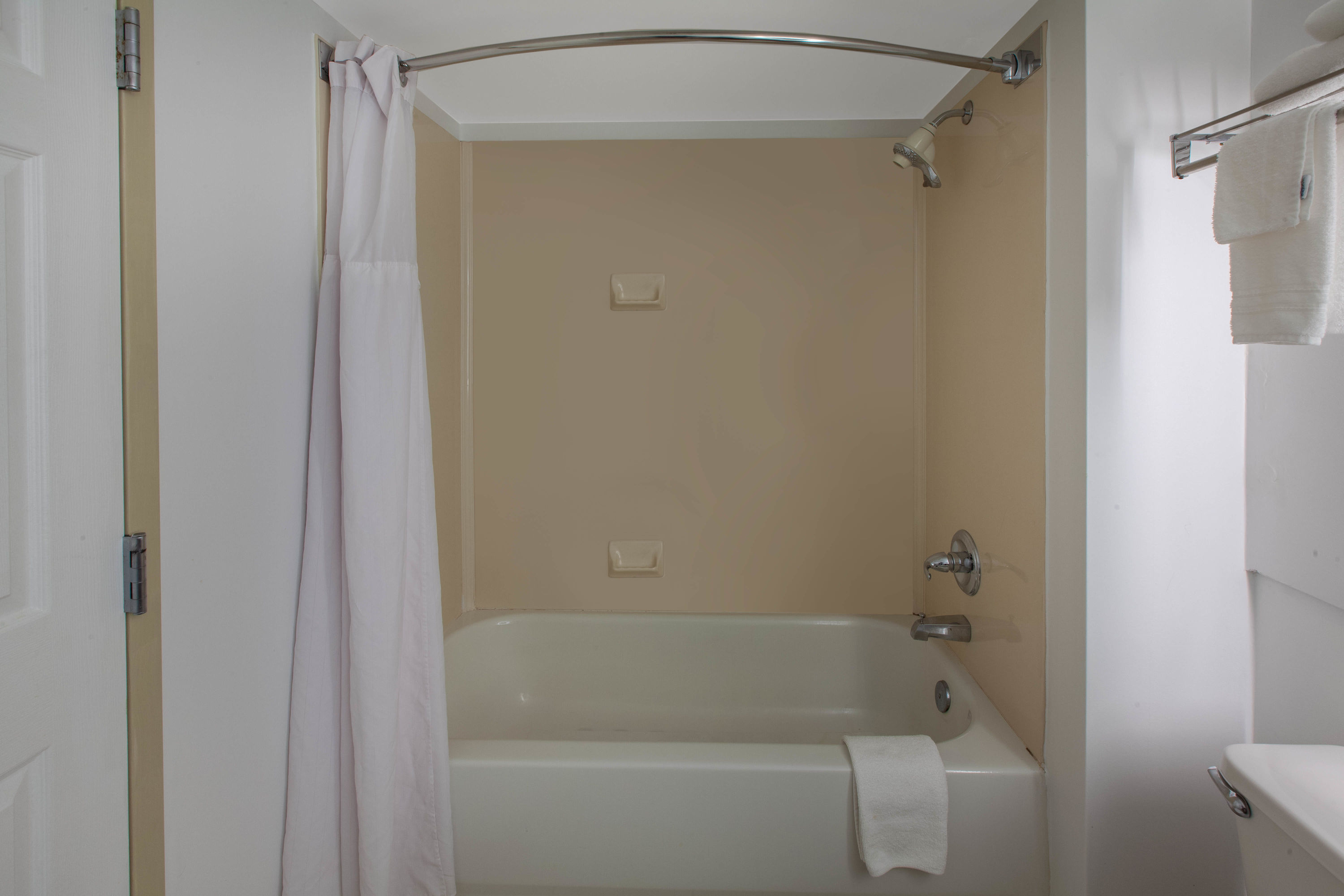 Guest room bath at the Wingate by Wyndham Oklahoma City Airport in Oklahoma City, Oklahoma