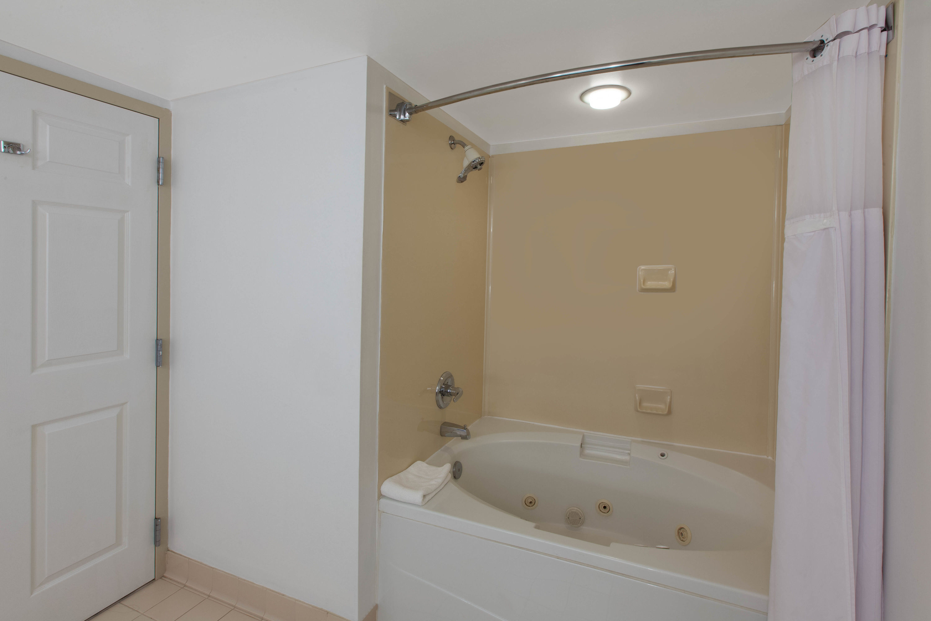 Guest room bath at the Wingate by Wyndham Oklahoma City Airport in Oklahoma City, Oklahoma