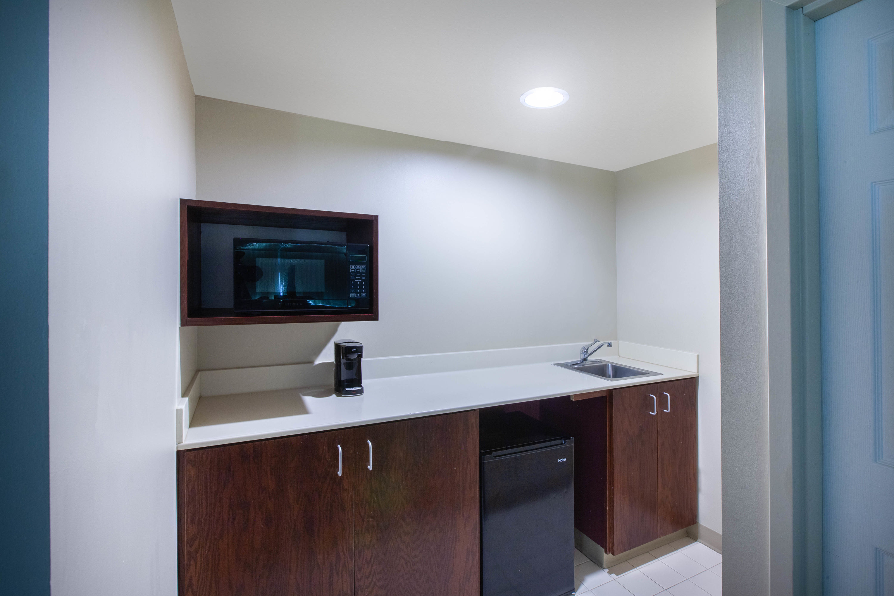 Wingate by Wyndham Oklahoma City Airport suite kitchen in Oklahoma City, Oklahoma