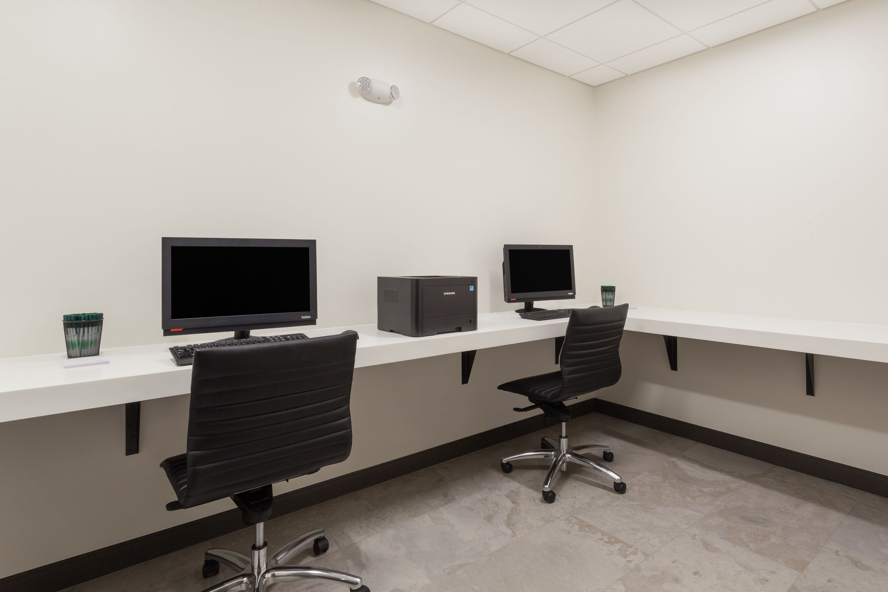 Wingate by Wyndham Altoona Downtown/Medical Center business center in Altoona, Pennsylvania