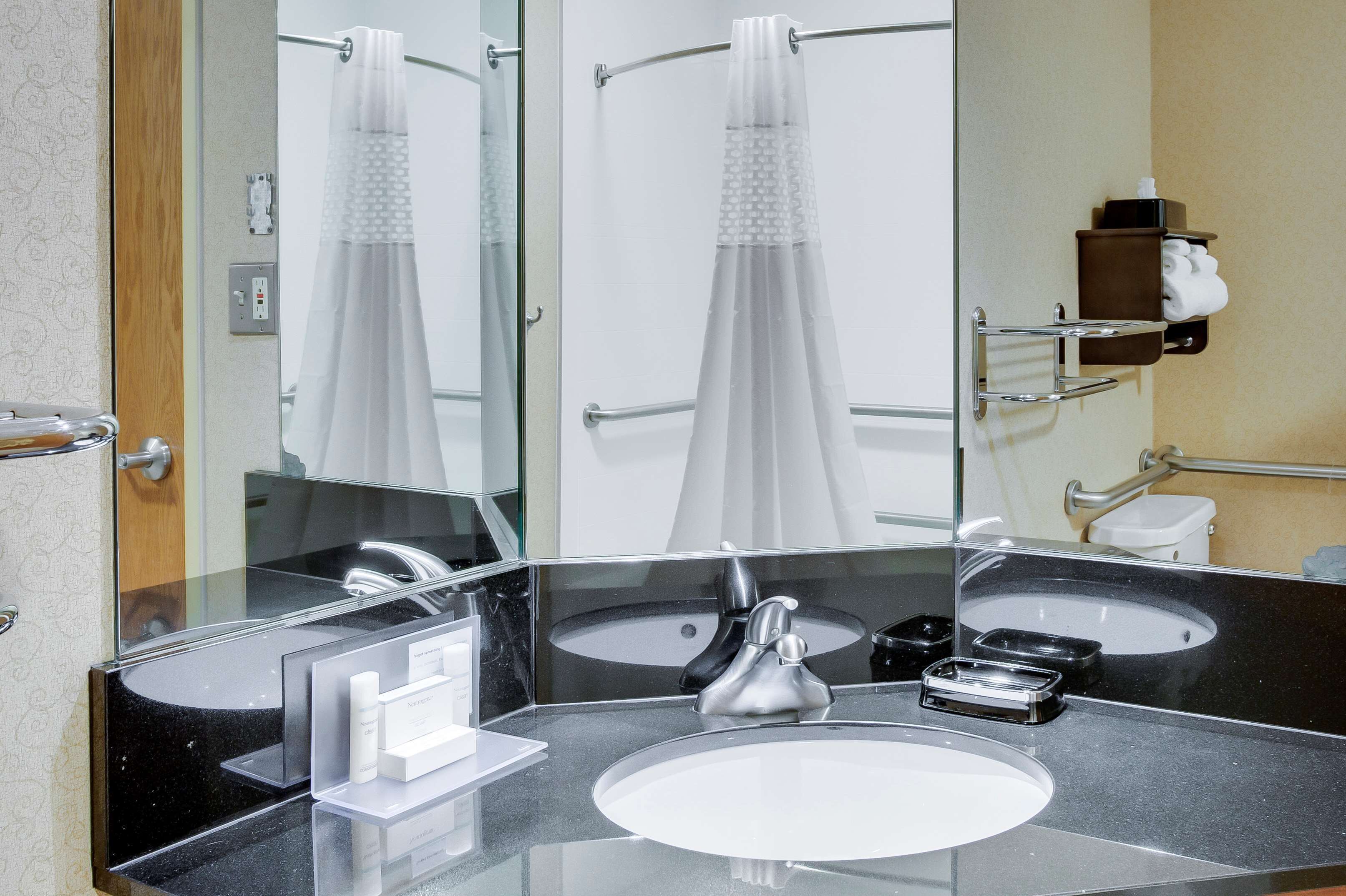 Guest room bath at the Wingate by Wyndham Cranberry in Cranberry Township, Pennsylvania