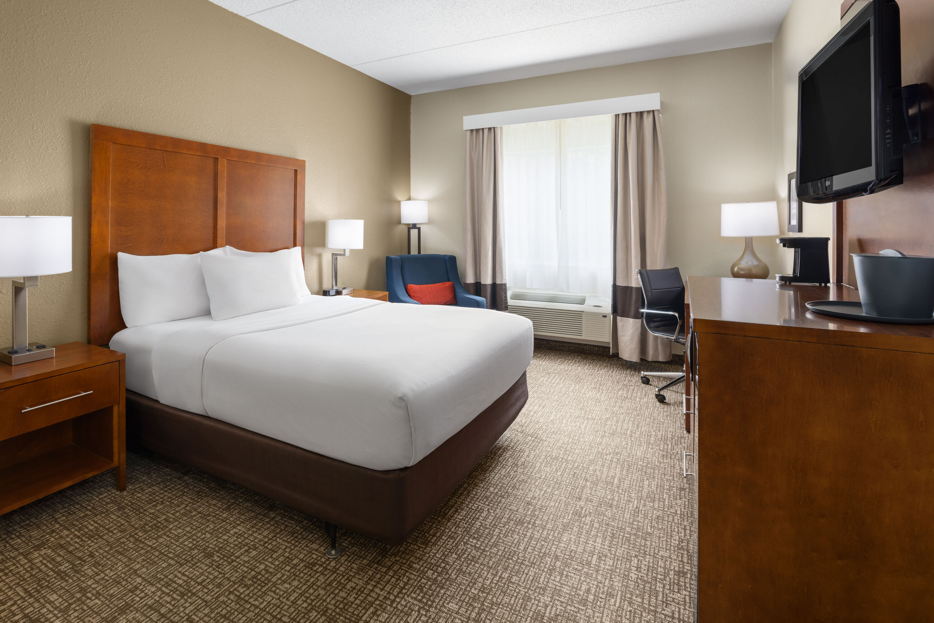 Guest room at the Wingate by Wyndham Pittsburgh/New Stanton in New Stanton, Pennsylvania