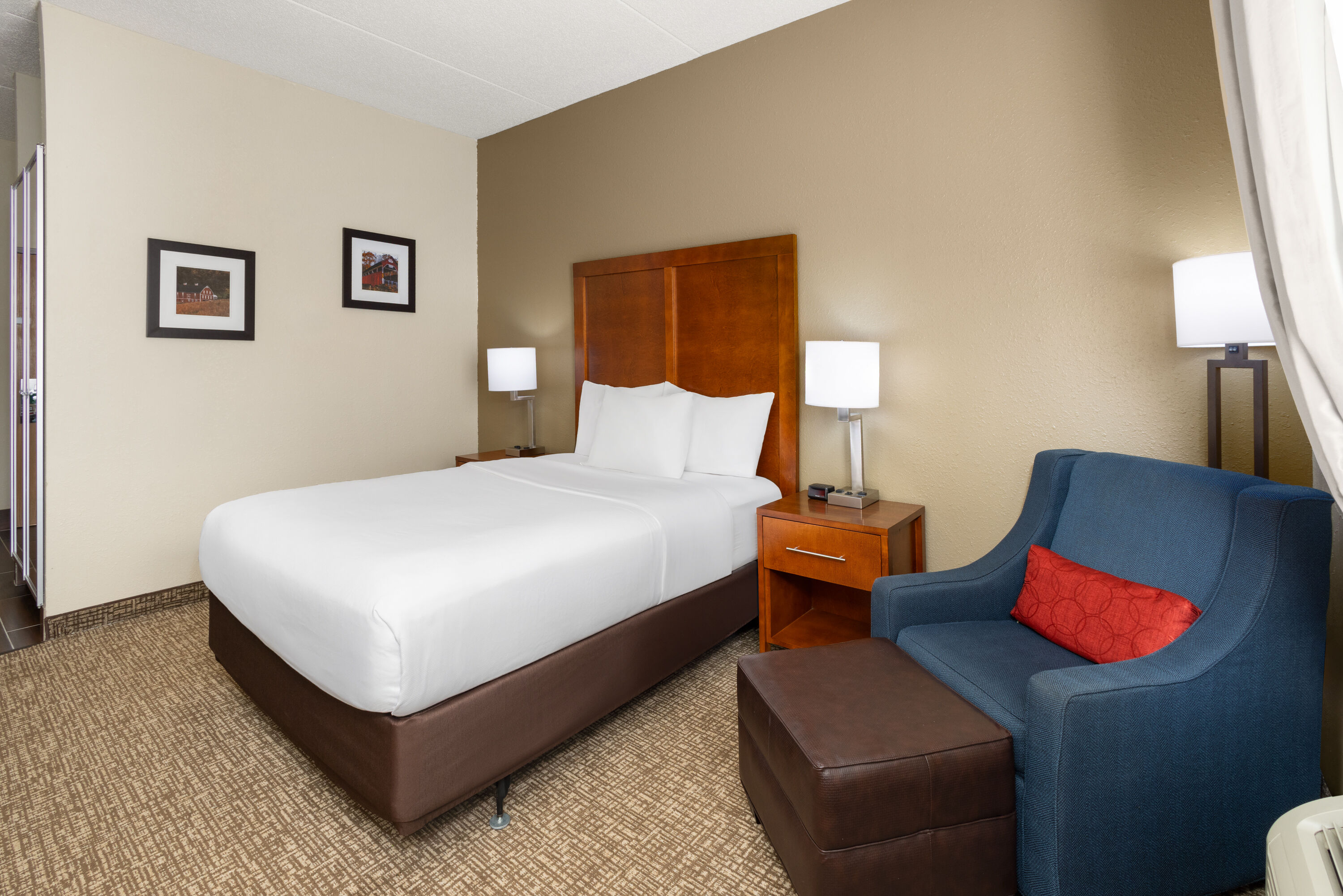 Guest room at the Wingate by Wyndham Pittsburgh/New Stanton in New Stanton, Pennsylvania