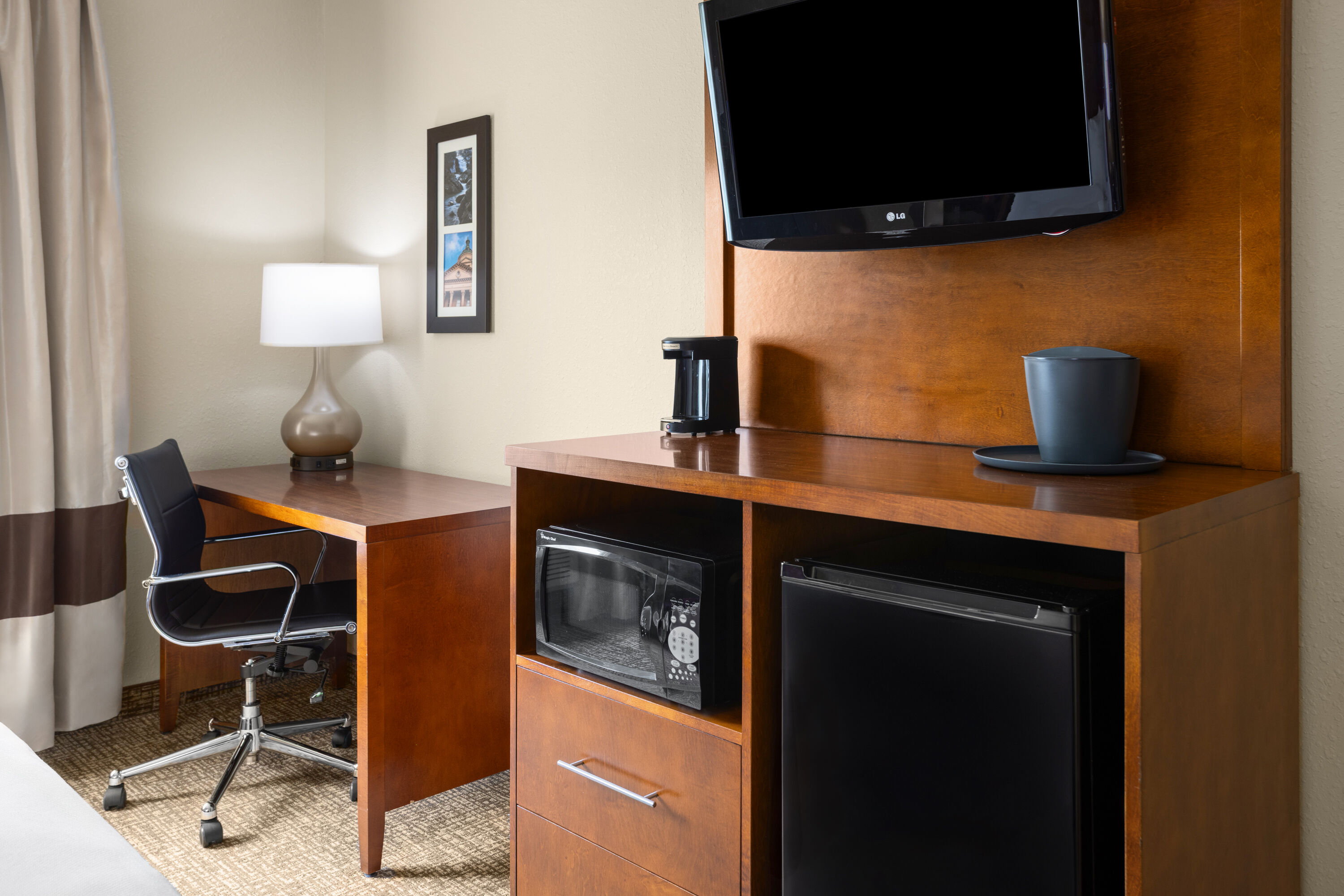 Guest room at the Wingate by Wyndham Pittsburgh/New Stanton in New Stanton, Pennsylvania