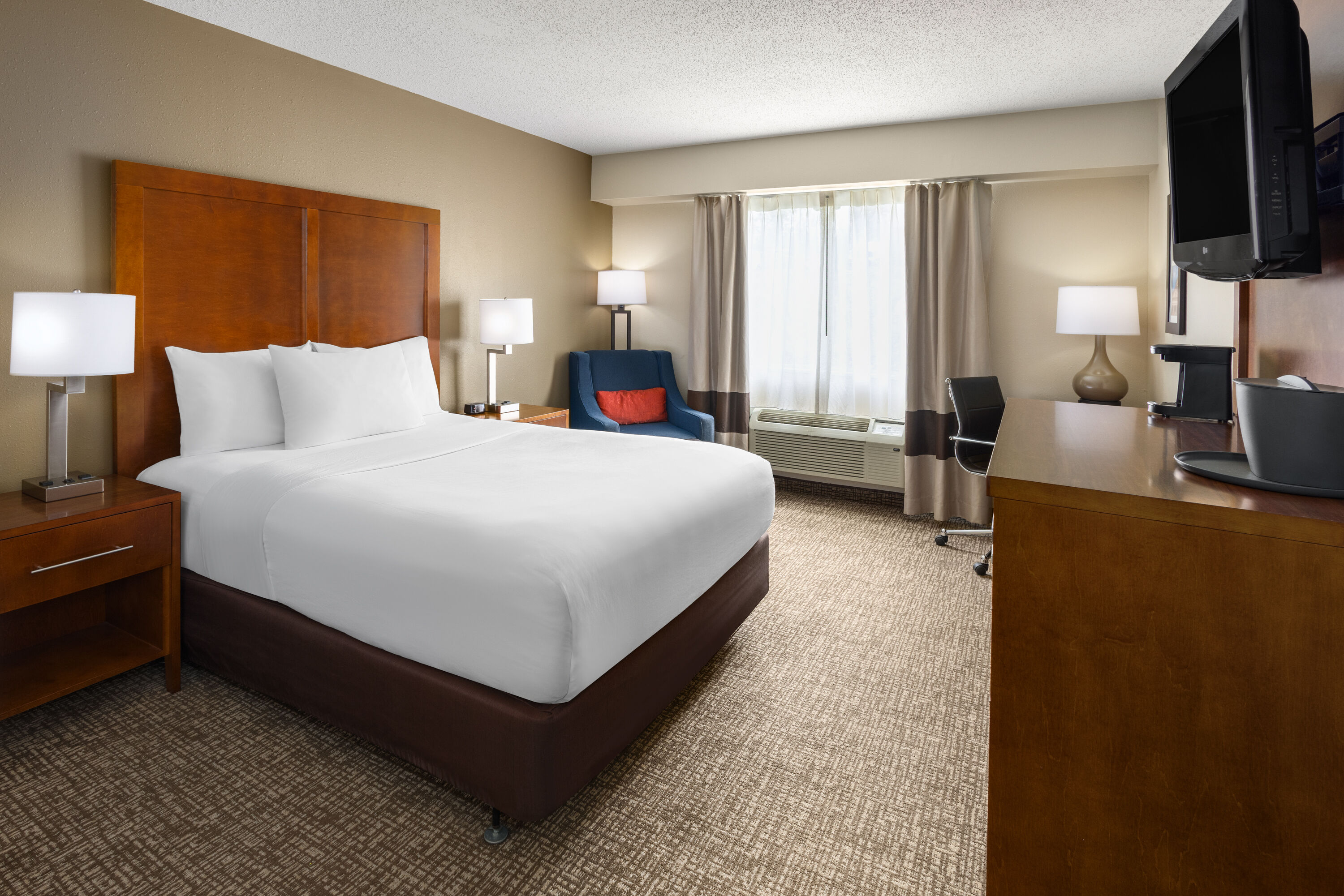Guest room at the Wingate by Wyndham Pittsburgh/New Stanton in New Stanton, Pennsylvania