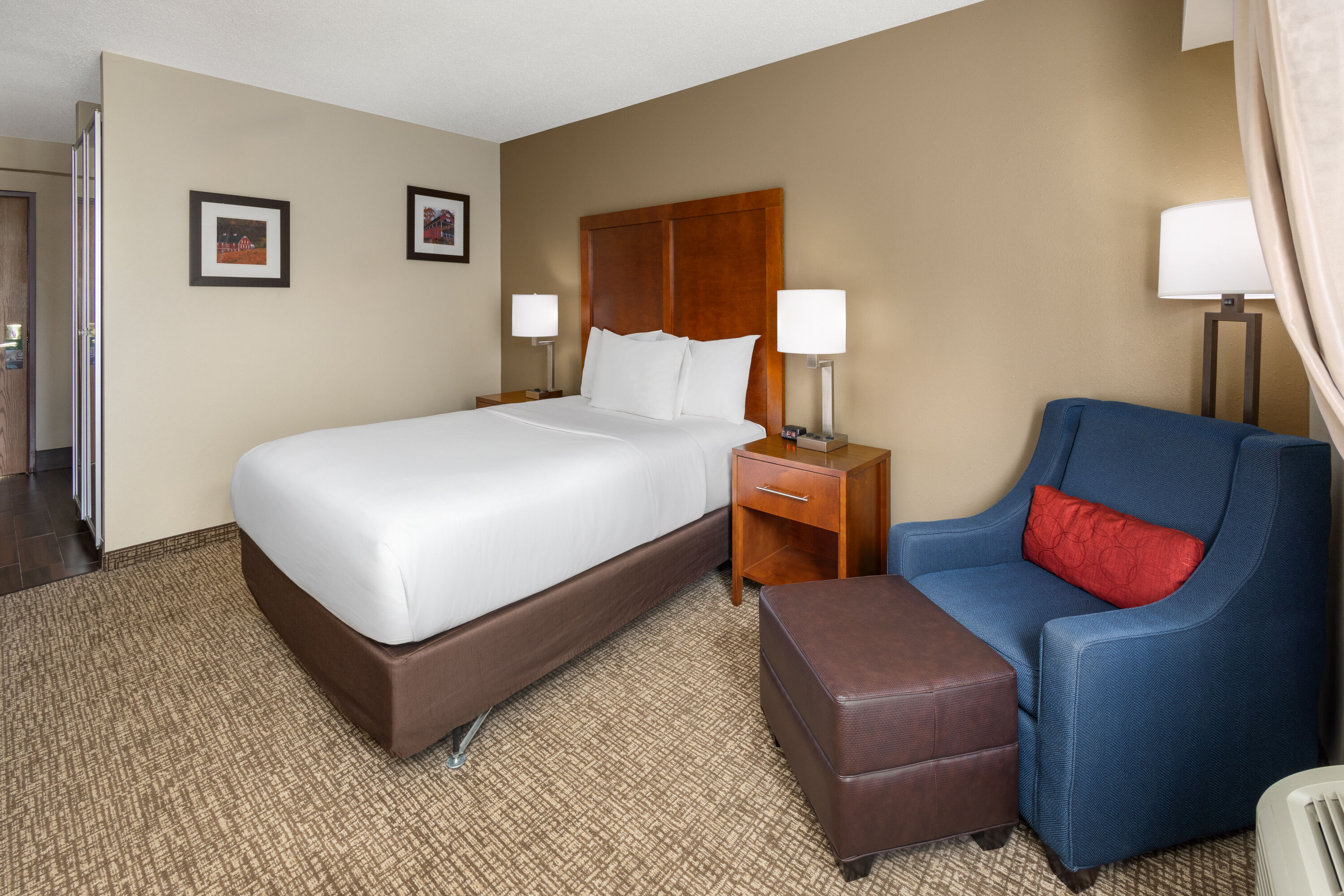 Guest room at the Wingate by Wyndham Pittsburgh/New Stanton in New Stanton, Pennsylvania