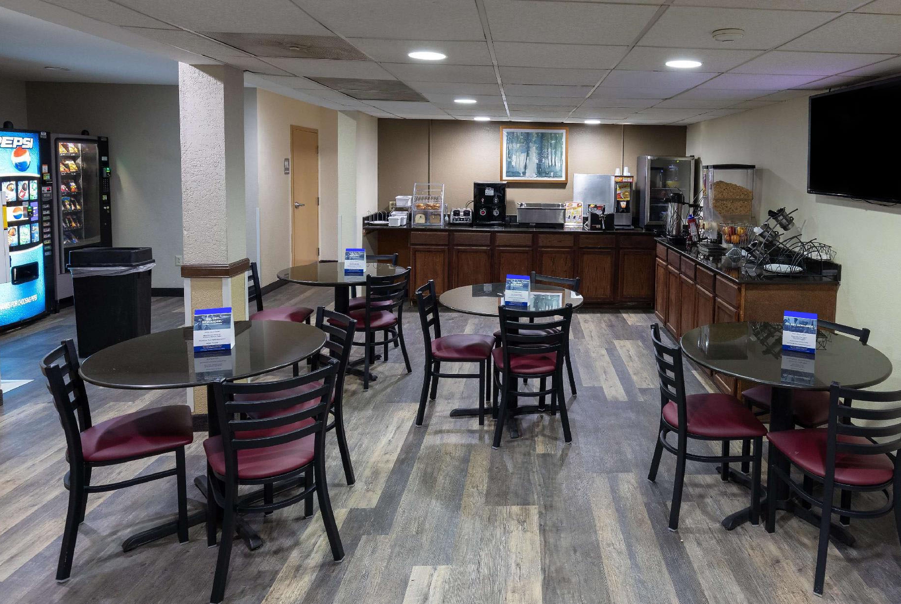 Wingate by Wyndham Somerset restaurant breakfast area with seating in Somerset, Pennsylvania