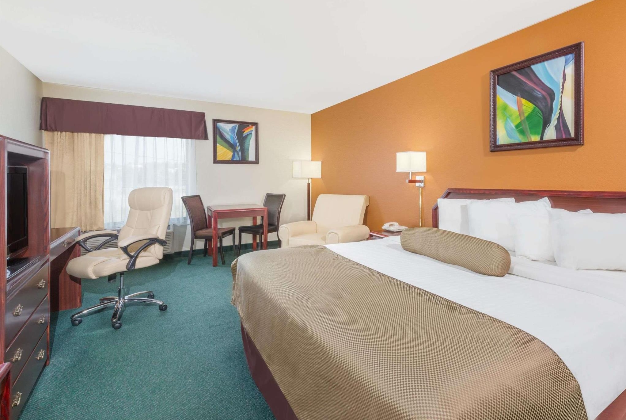 Guest room at the Wingate by Wyndham Somerset in Somerset, Pennsylvania