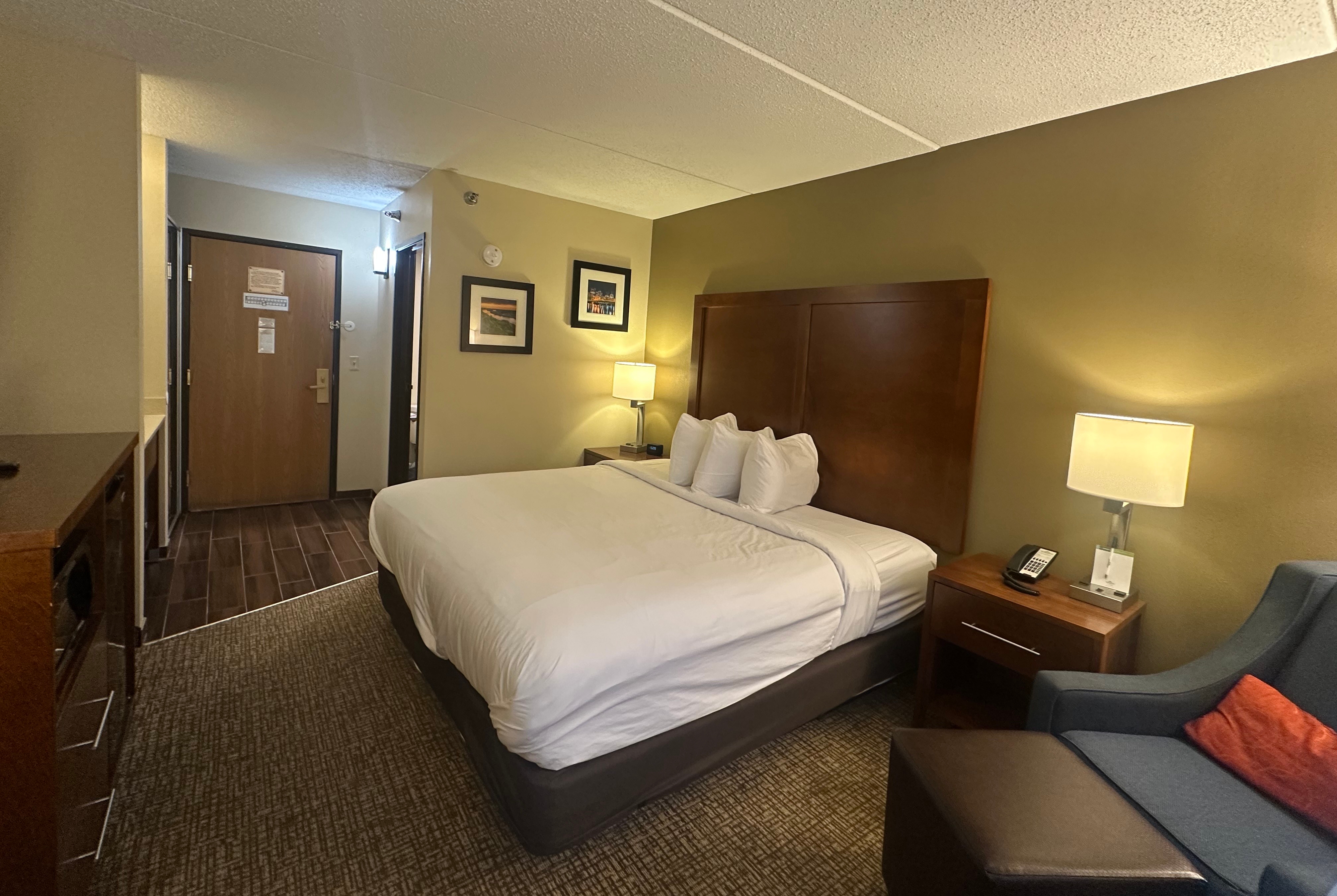 Guest room at the Wingate by Wyndham Pittsburgh/West Mifflin in West Mifflin, Pennsylvania