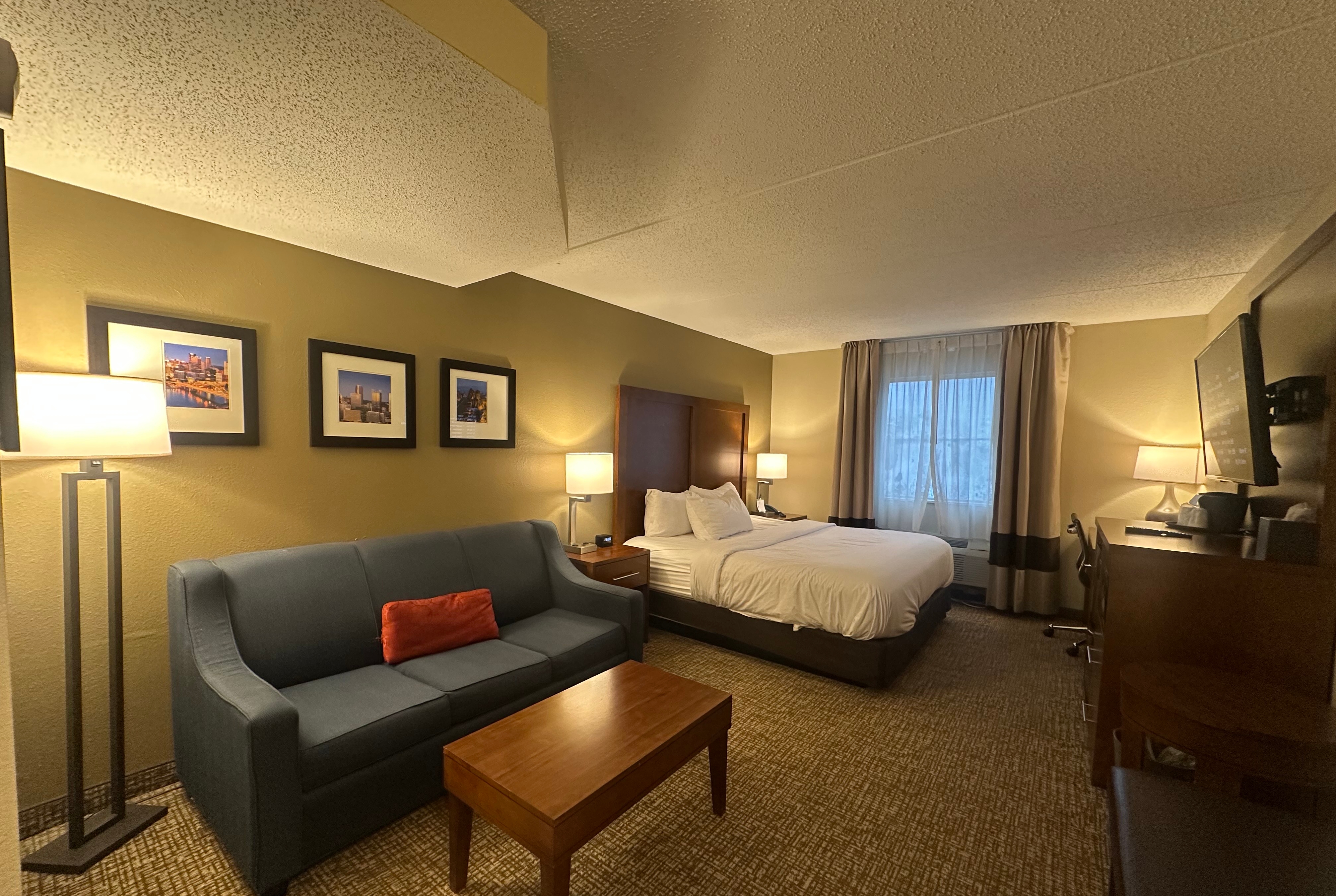 Guest room at the Wingate by Wyndham Pittsburgh/West Mifflin in West Mifflin, Pennsylvania