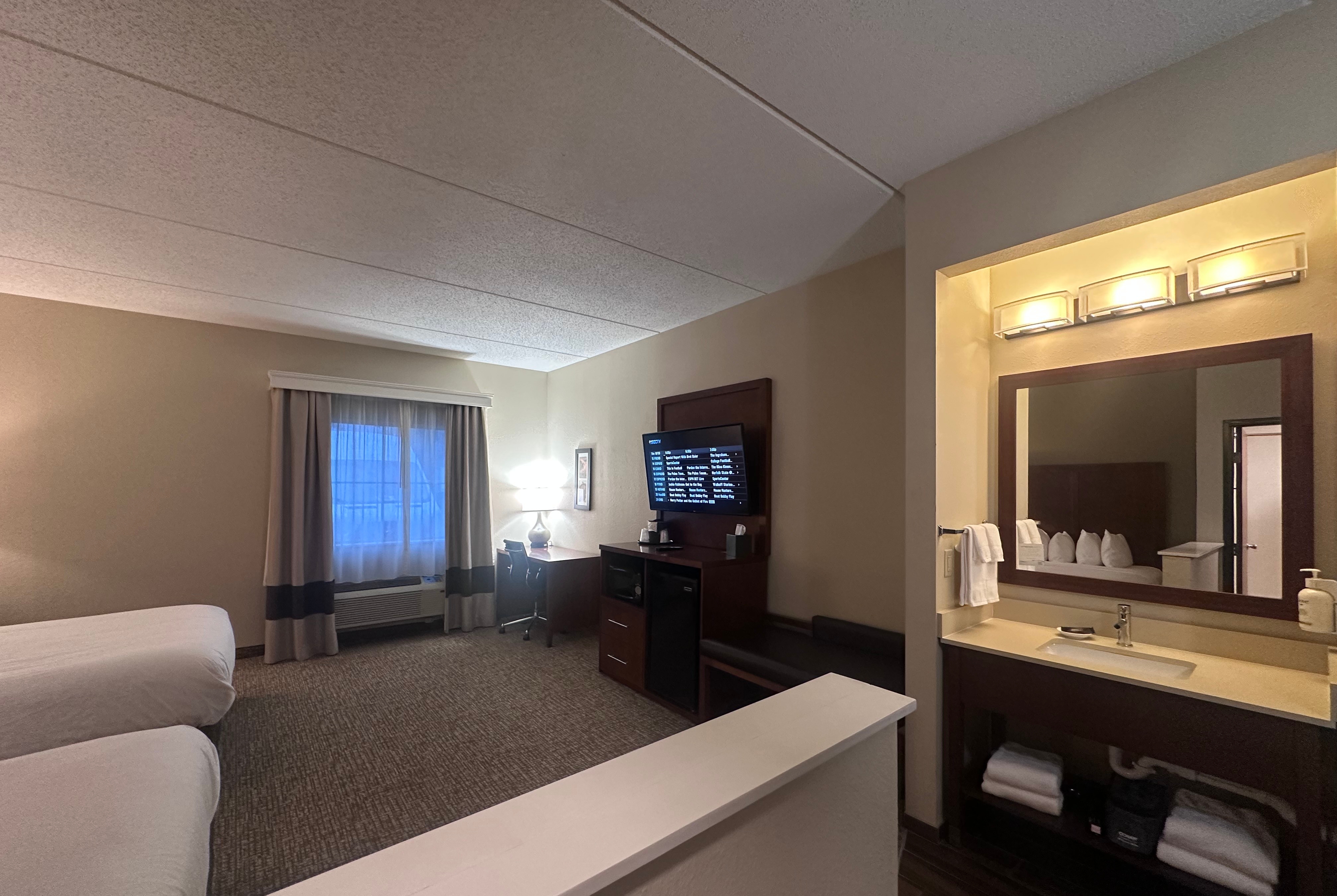 Guest room at the Wingate by Wyndham Pittsburgh/West Mifflin in West Mifflin, Pennsylvania
