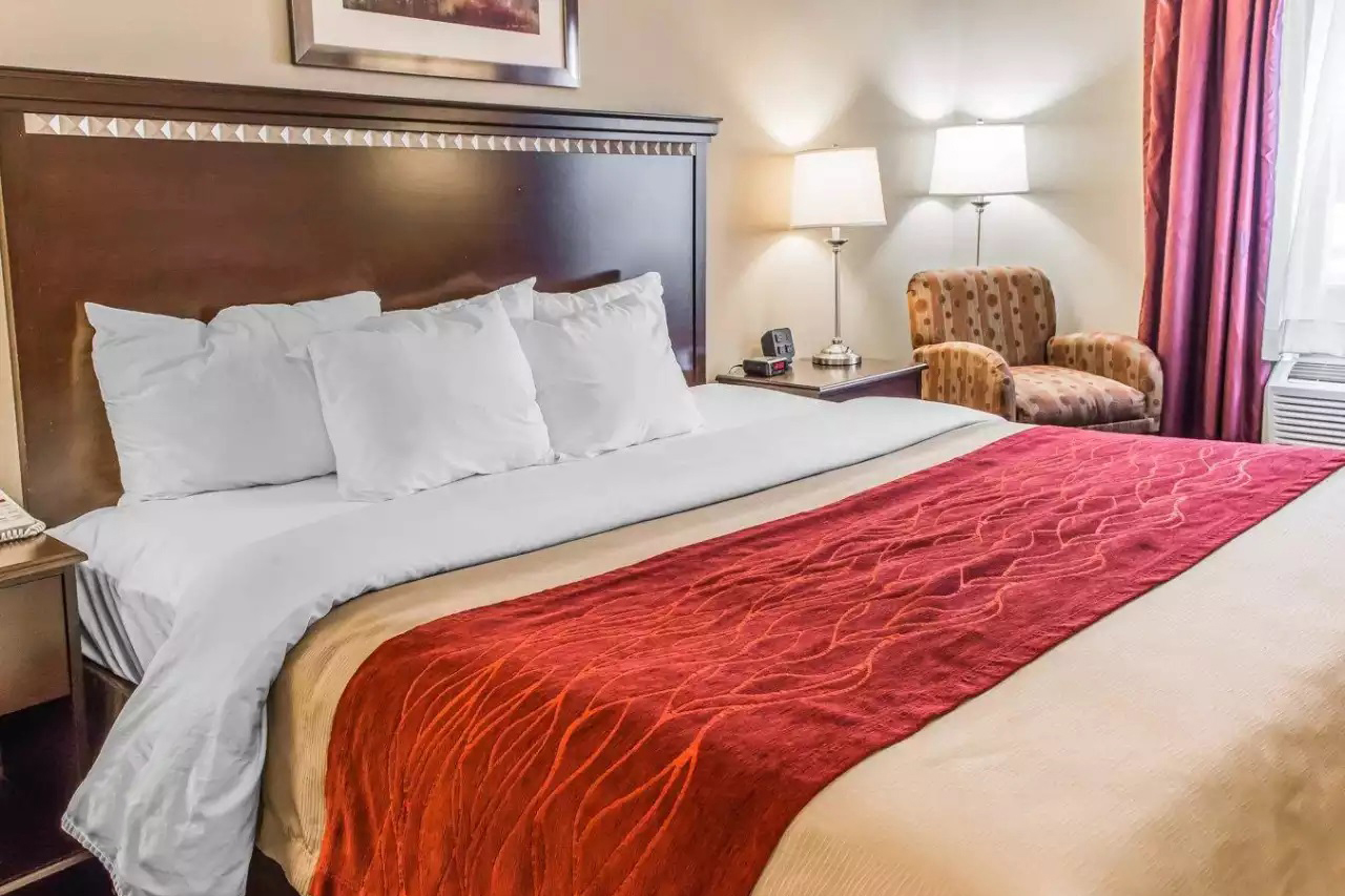 Guest room at the Wingate by Wyndham Pittsburgh/West Mifflin in West Mifflin, Pennsylvania