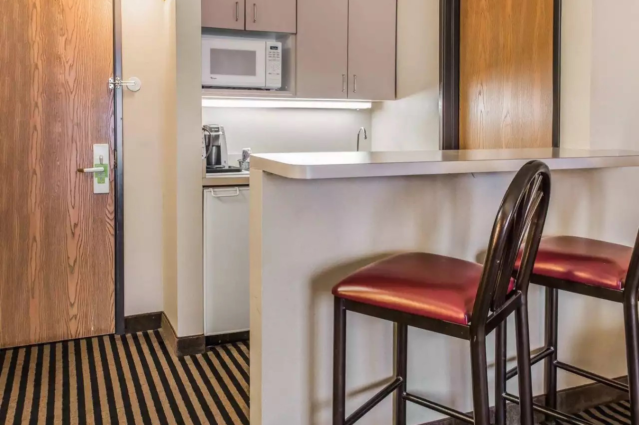 Guest room at the Wingate by Wyndham Pittsburgh/West Mifflin in West Mifflin, Pennsylvania