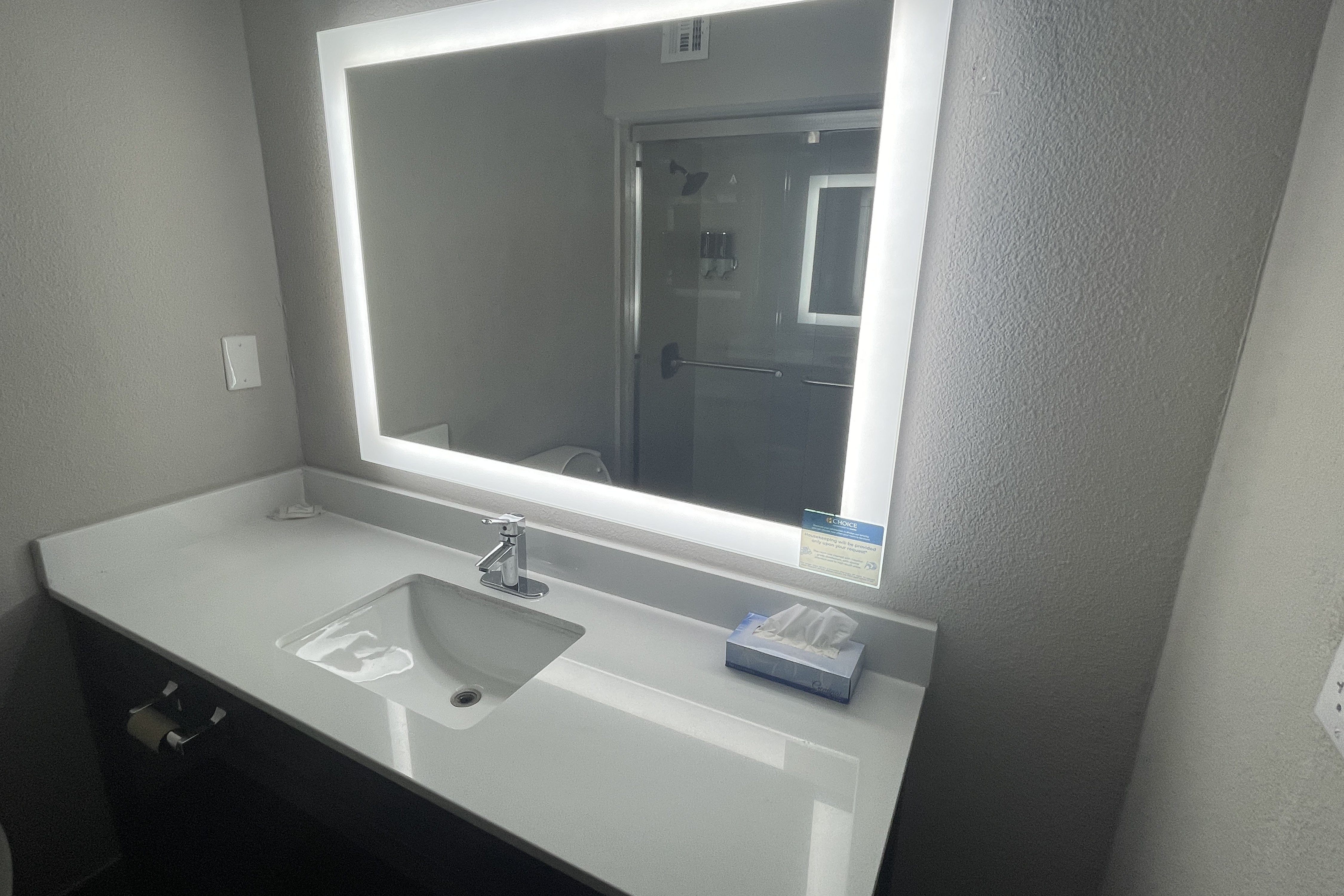 Guest room at the Wingate by Wyndham Columbia/Fort Jackson in Columbia, South Carolina