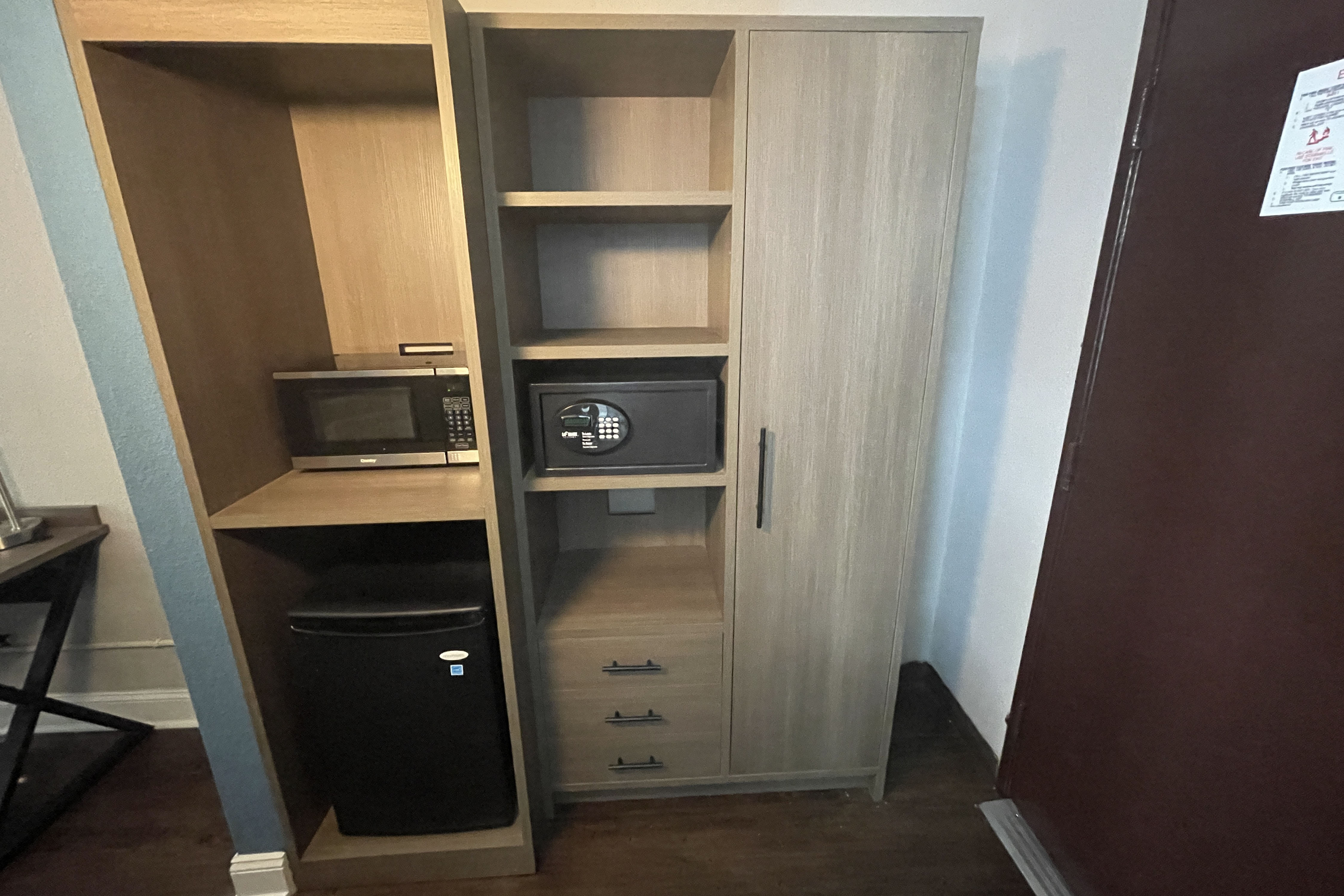 Guest room at the Wingate by Wyndham Columbia/Fort Jackson in Columbia, South Carolina