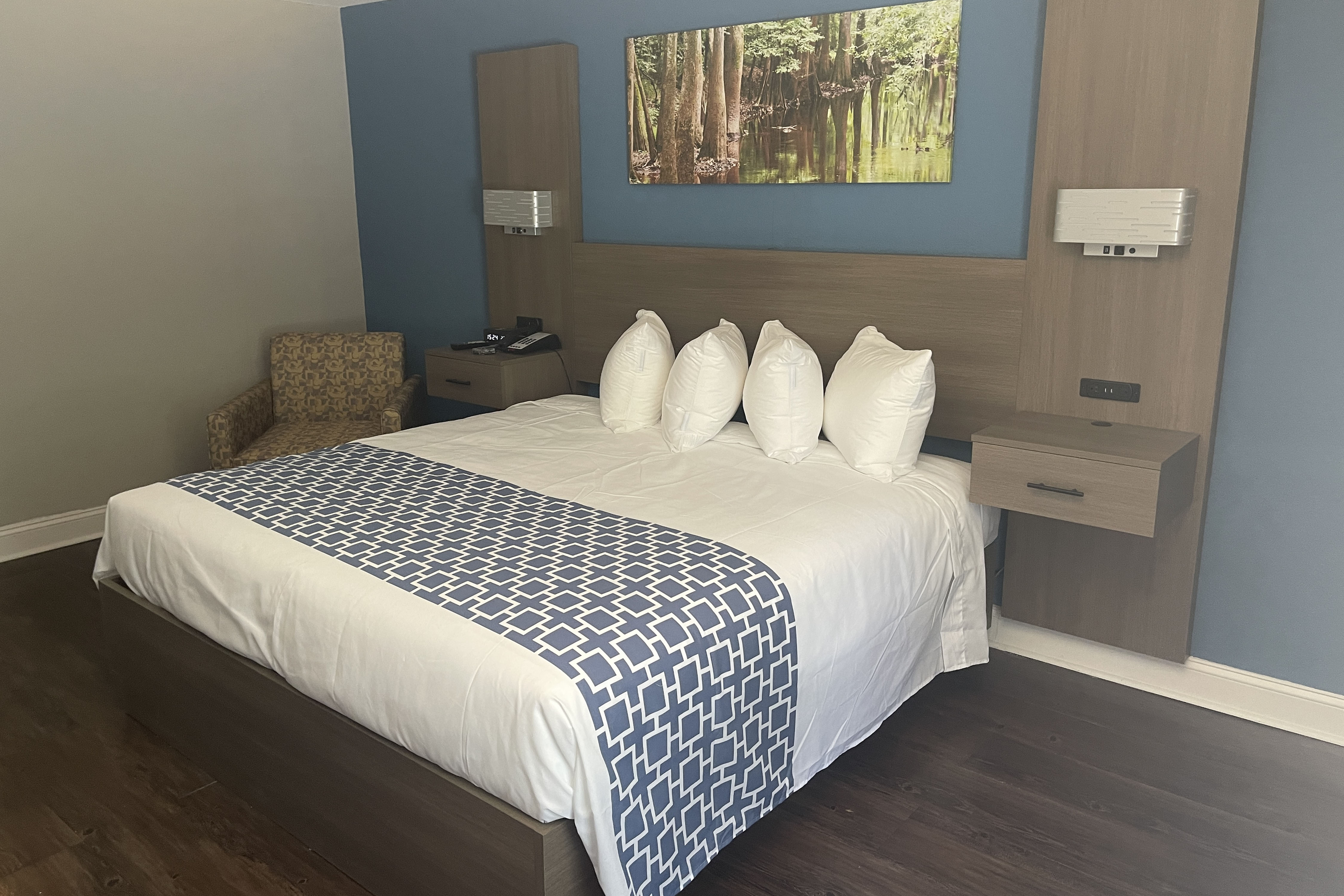 Guest room at the Wingate by Wyndham Columbia/Fort Jackson in Columbia, South Carolina