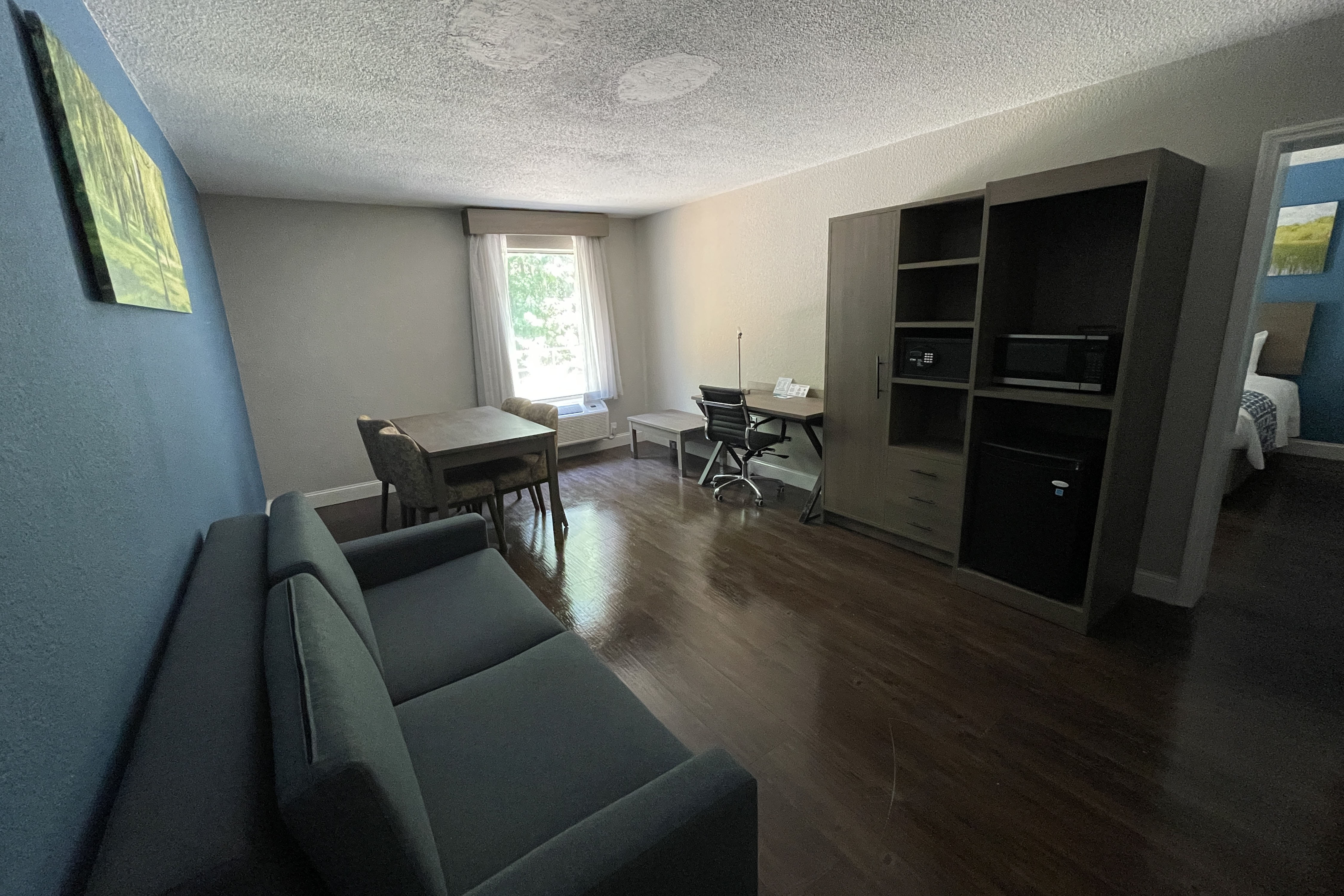 Guest room at the Wingate by Wyndham Columbia/Fort Jackson in Columbia, South Carolina
