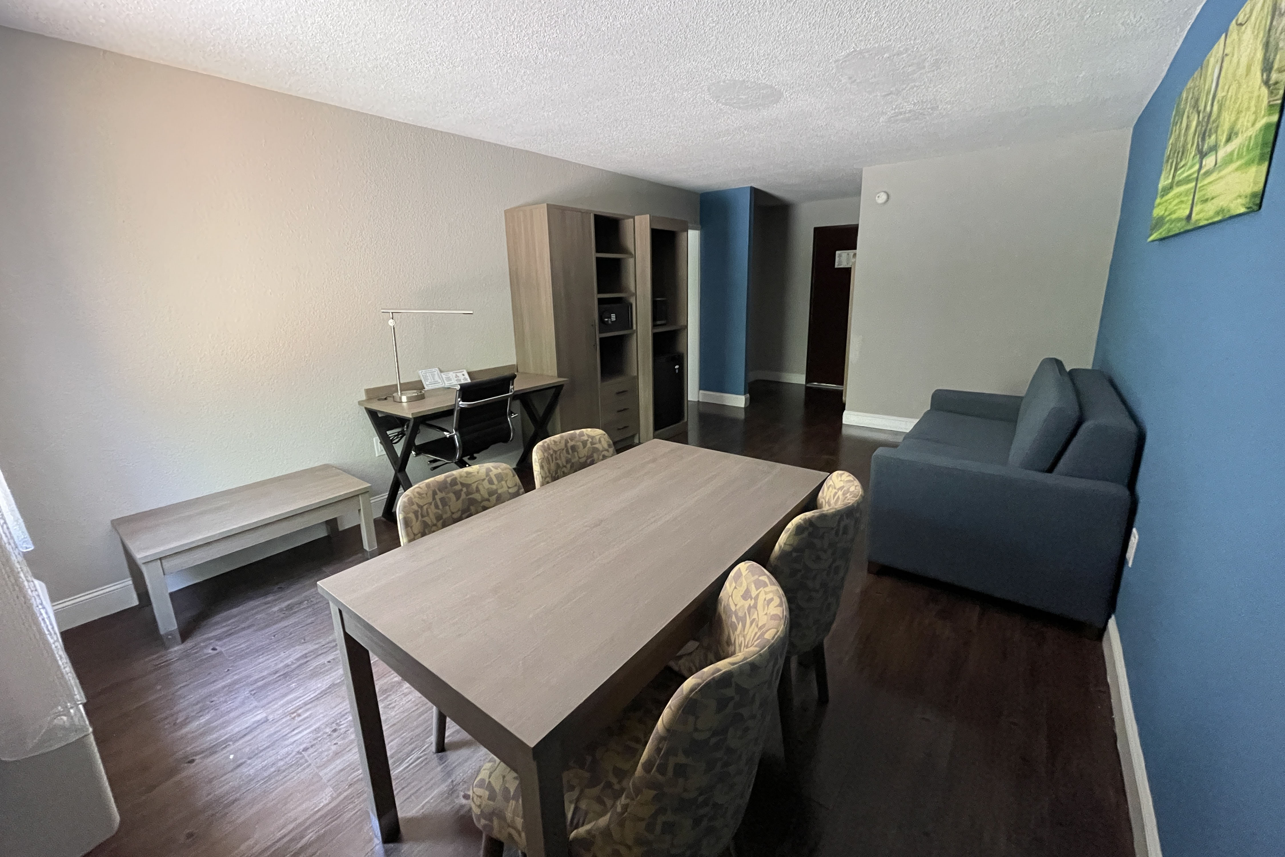 Guest room at the Wingate by Wyndham Columbia/Fort Jackson in Columbia, South Carolina