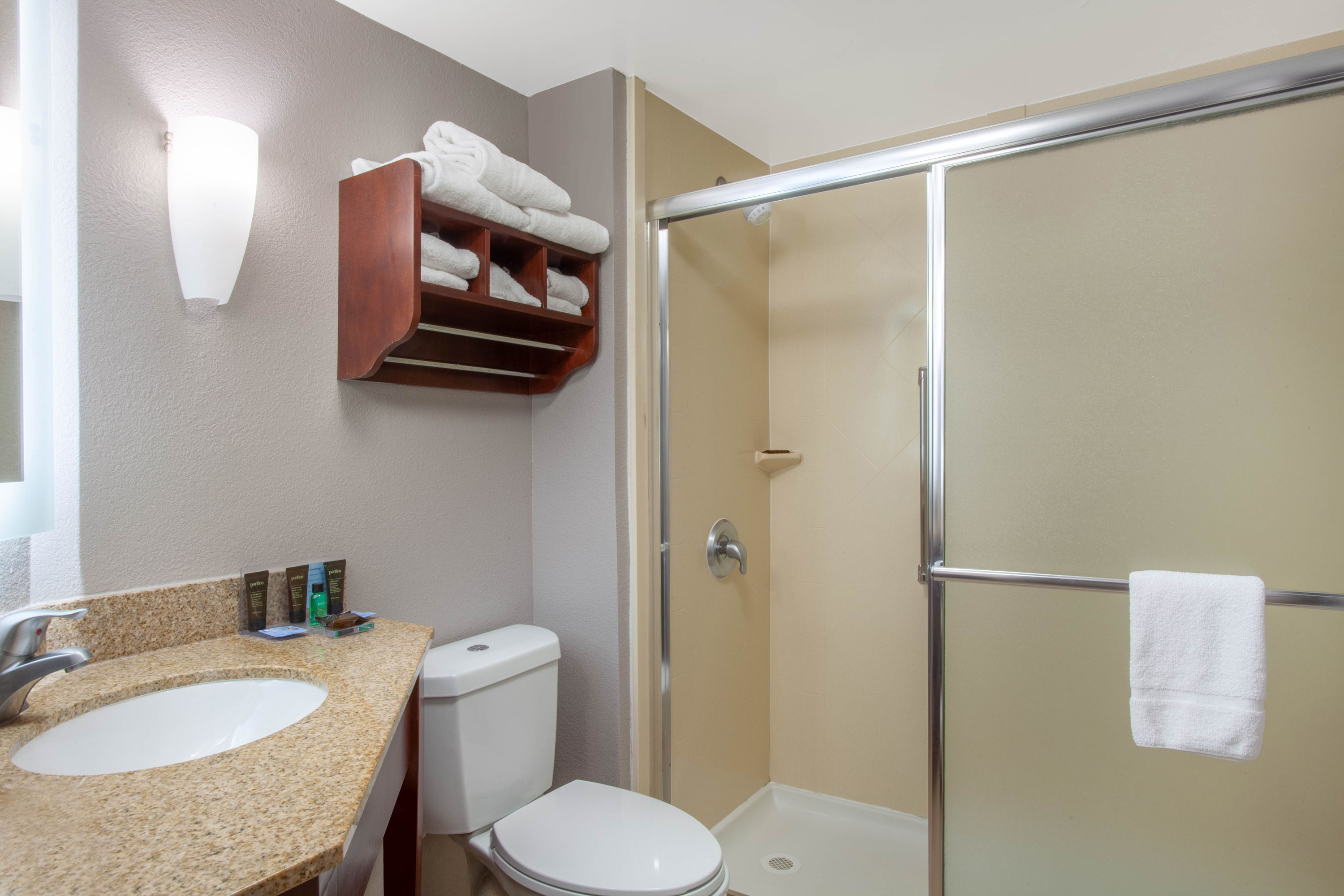 Guest room bath at the Wingate by Wyndham Charleston Coliseum in North Charleston, South Carolina