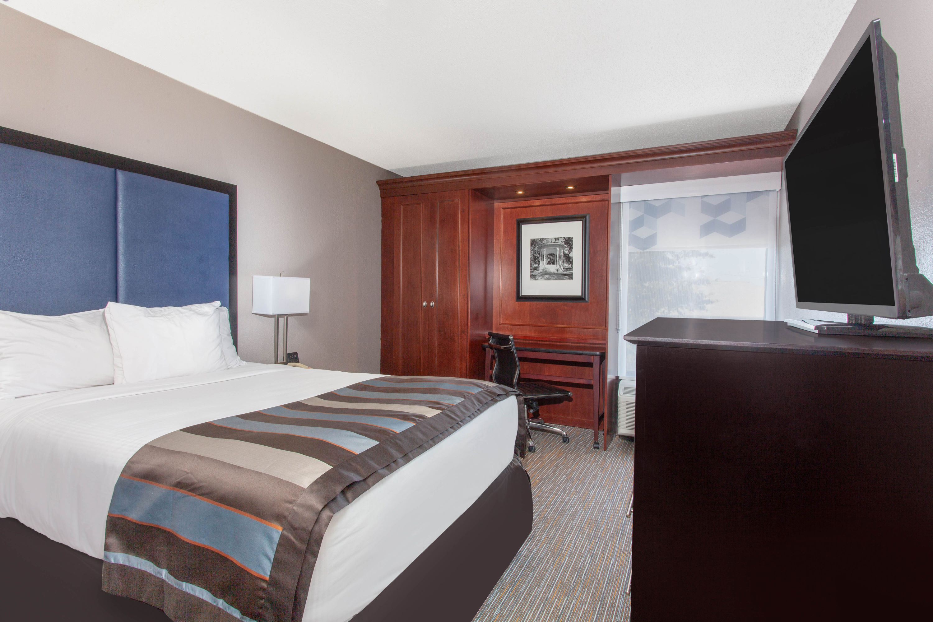Guest room at the Wingate by Wyndham Charleston Coliseum in North Charleston, South Carolina