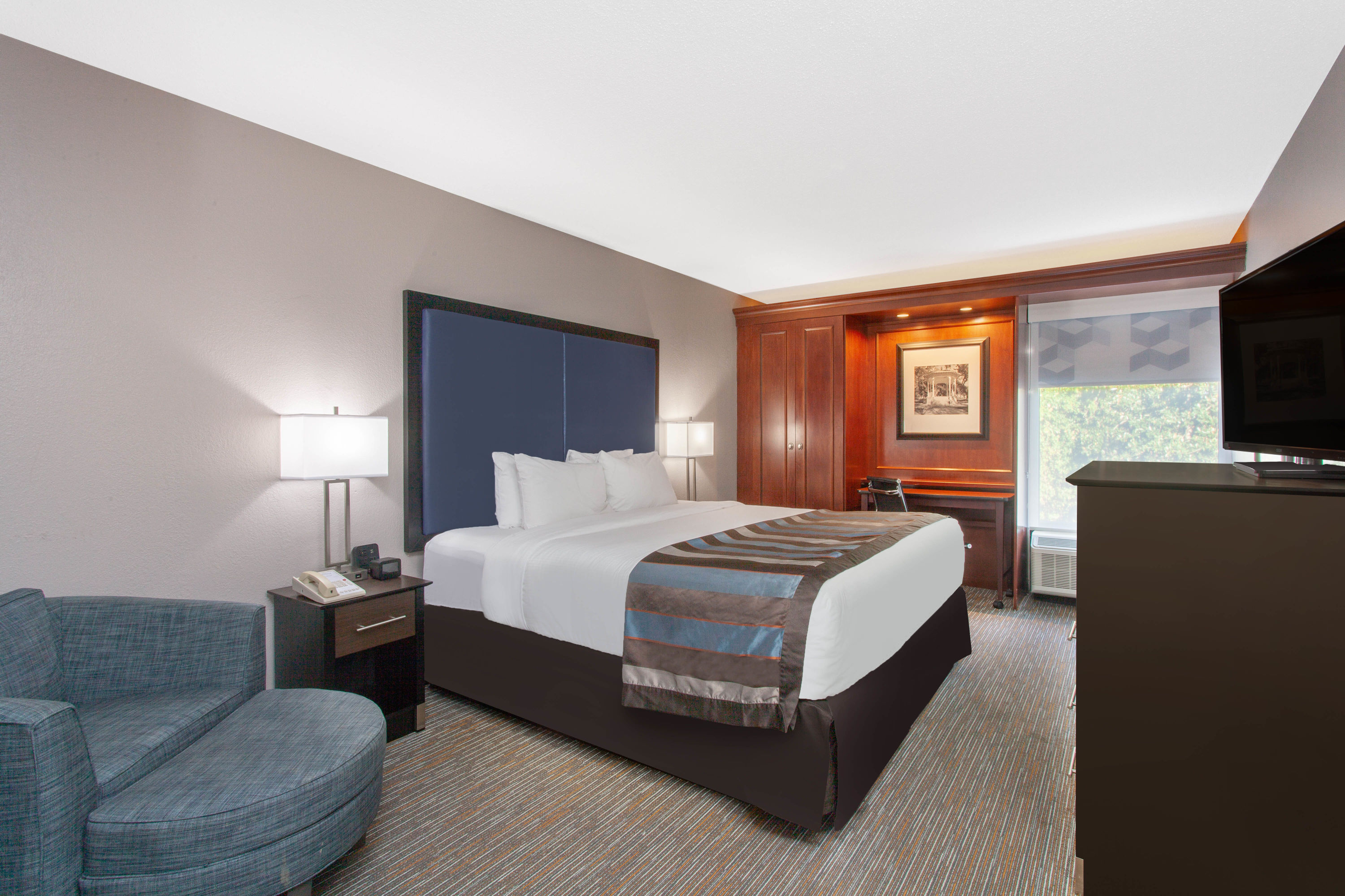 Guest room at the Wingate by Wyndham Charleston Coliseum in North Charleston, South Carolina