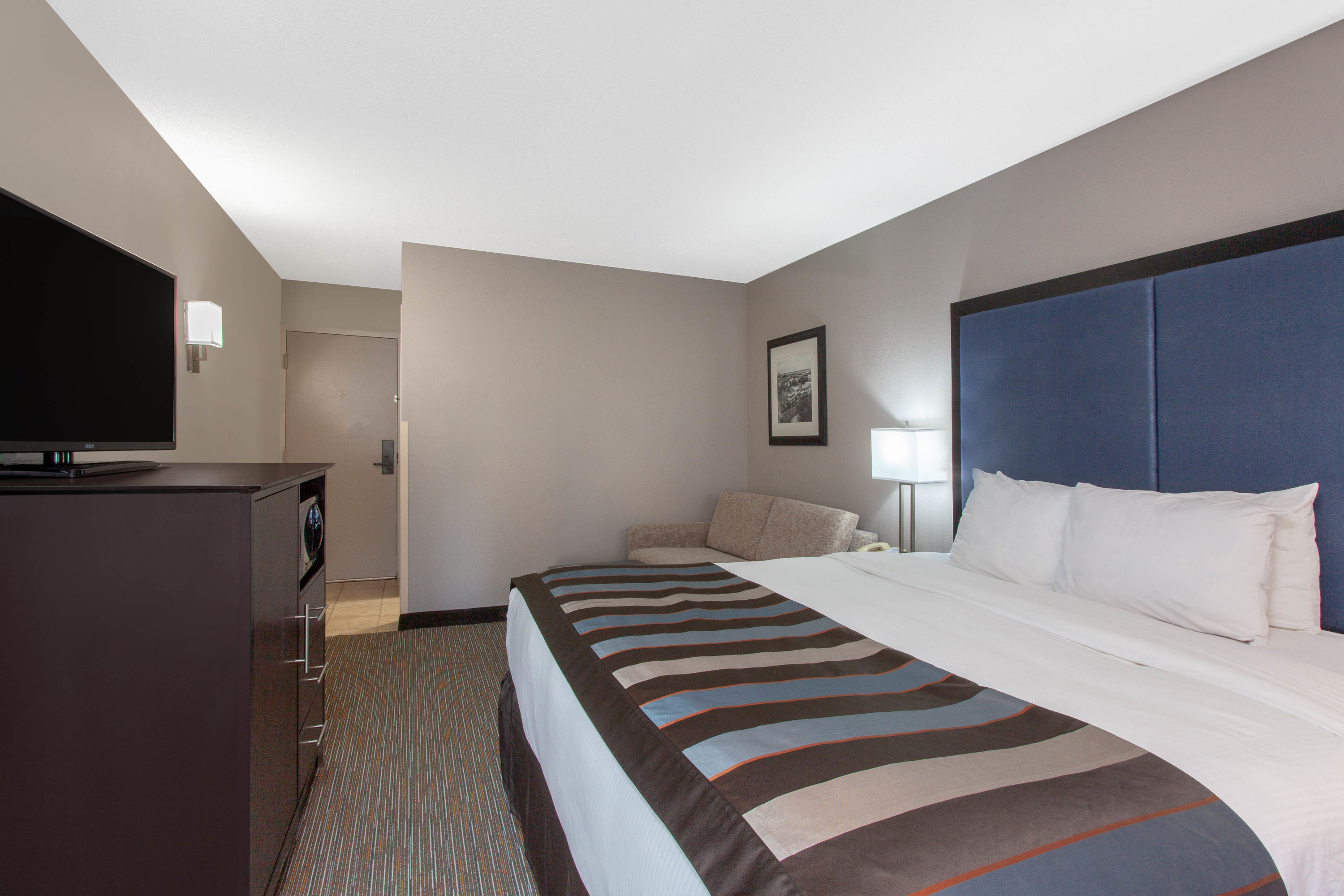 Guest room at the Wingate by Wyndham Charleston Coliseum in North Charleston, South Carolina