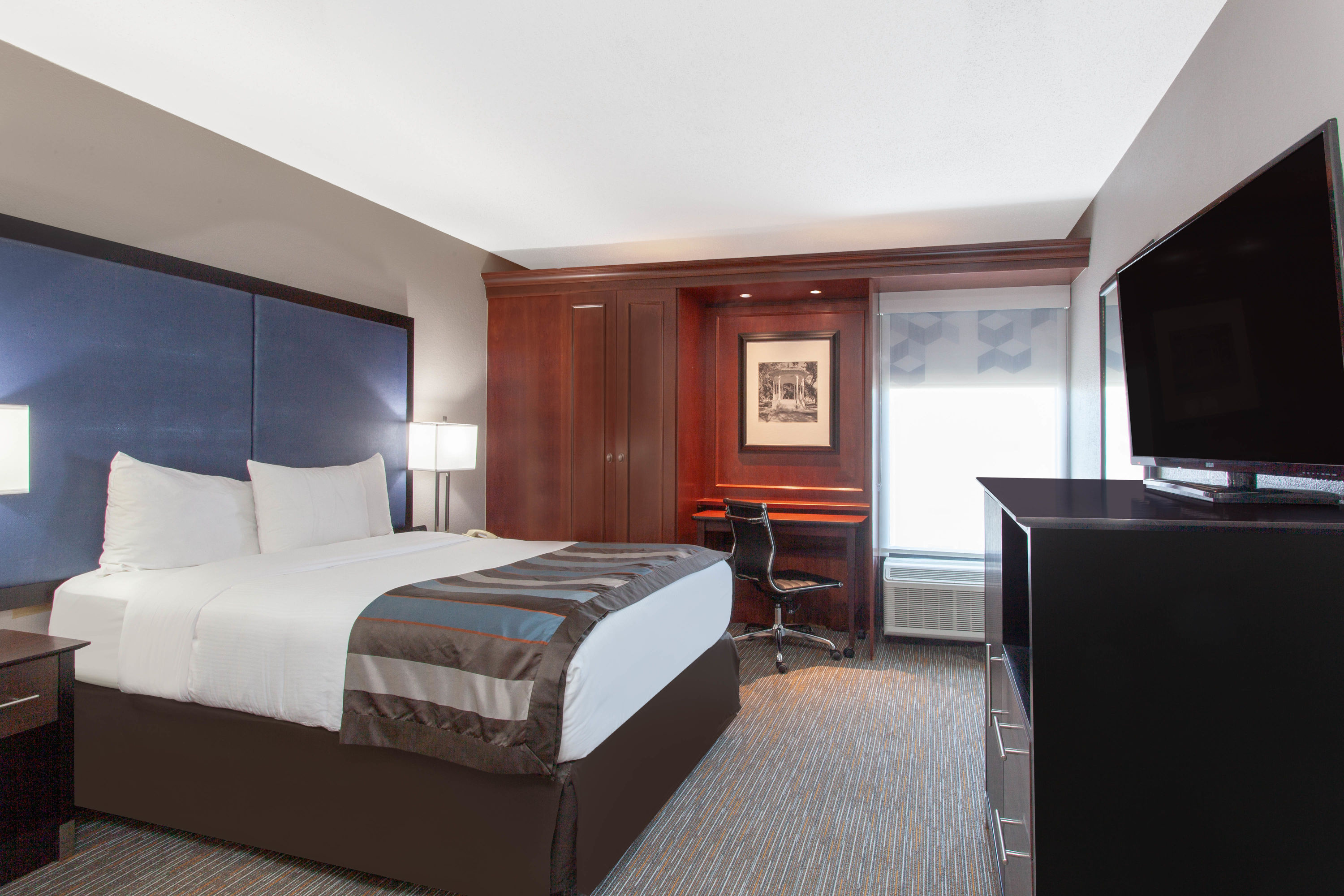 Guest room at the Wingate by Wyndham Charleston Coliseum in North Charleston, South Carolina