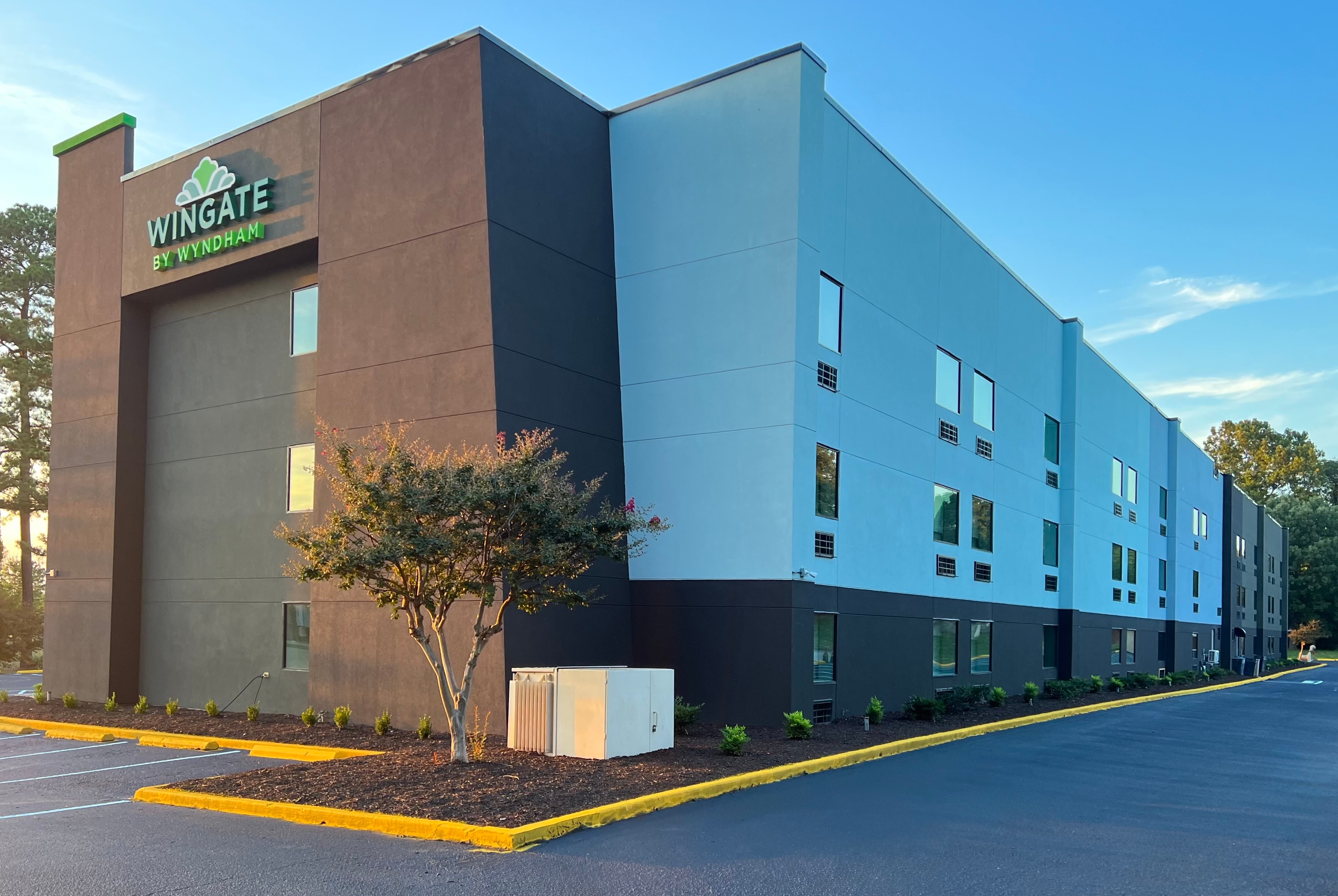 Exterior of Wingate by Wyndham Jackson hotel in Jackson, Tennessee