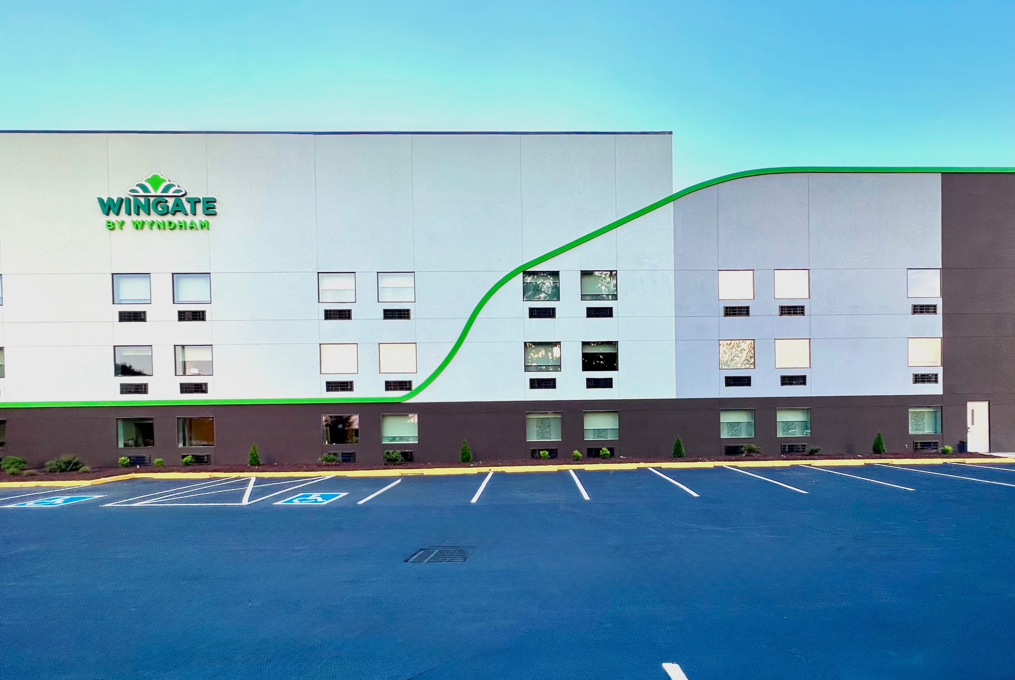 Exterior of Wingate by Wyndham Jackson hotel in Jackson, Tennessee