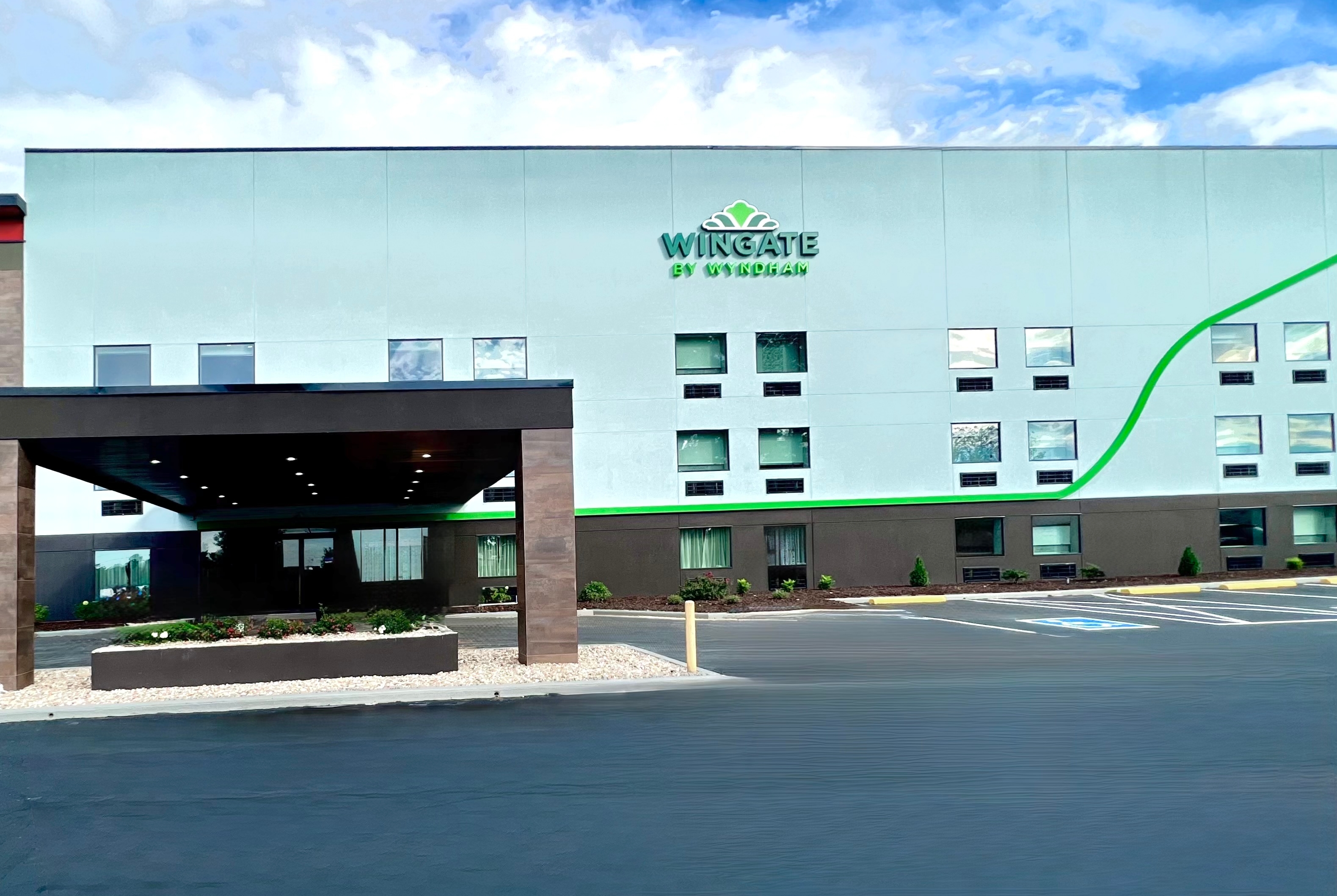 Exterior of Wingate by Wyndham Jackson hotel in Jackson, Tennessee