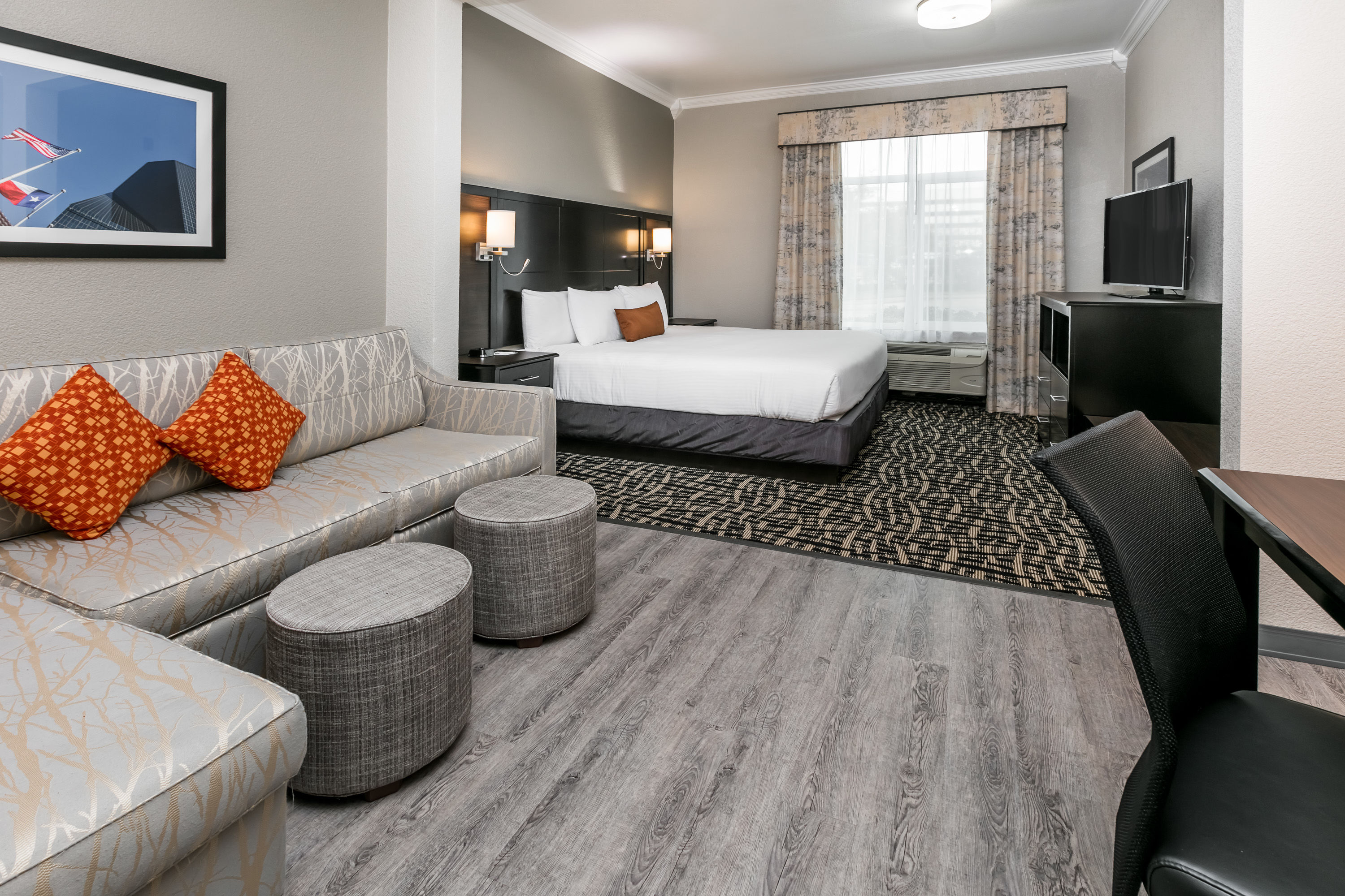 Guest room at the Wingate by Wyndham Dallas Love Field in Dallas, Texas