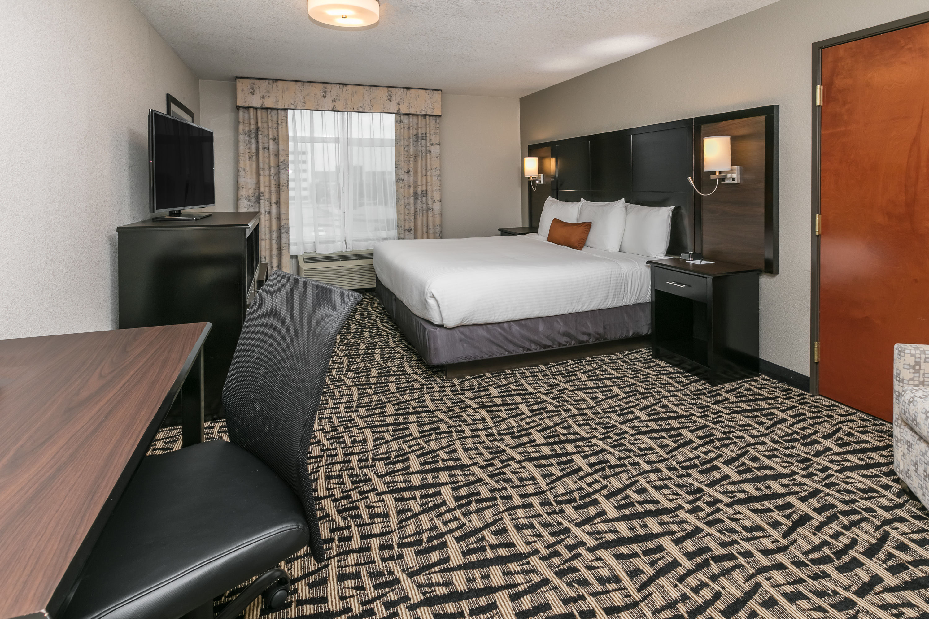 Guest room at the Wingate by Wyndham Dallas Love Field in Dallas, Texas