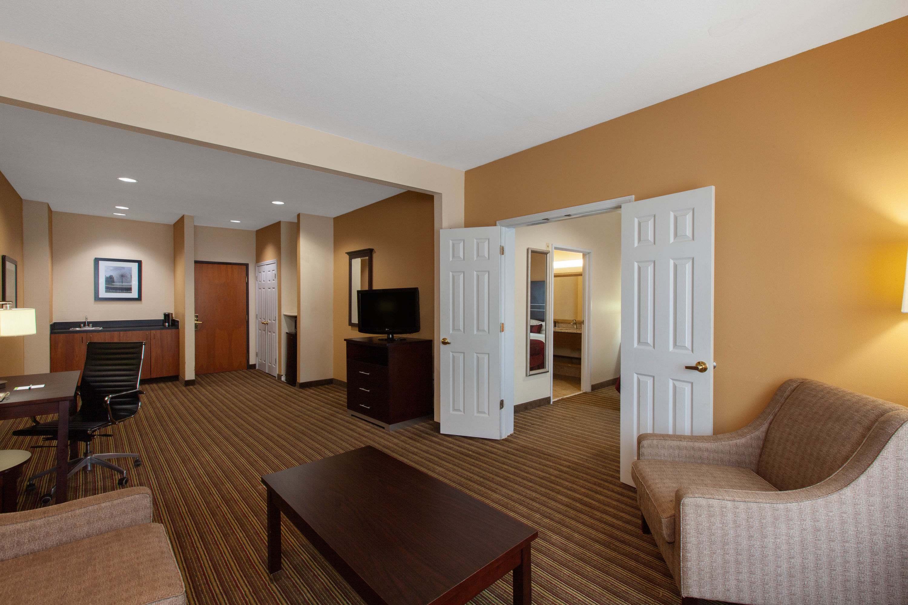 Guest room at the Wingate by Wyndham Houston / Willowbrook in Houston, Texas