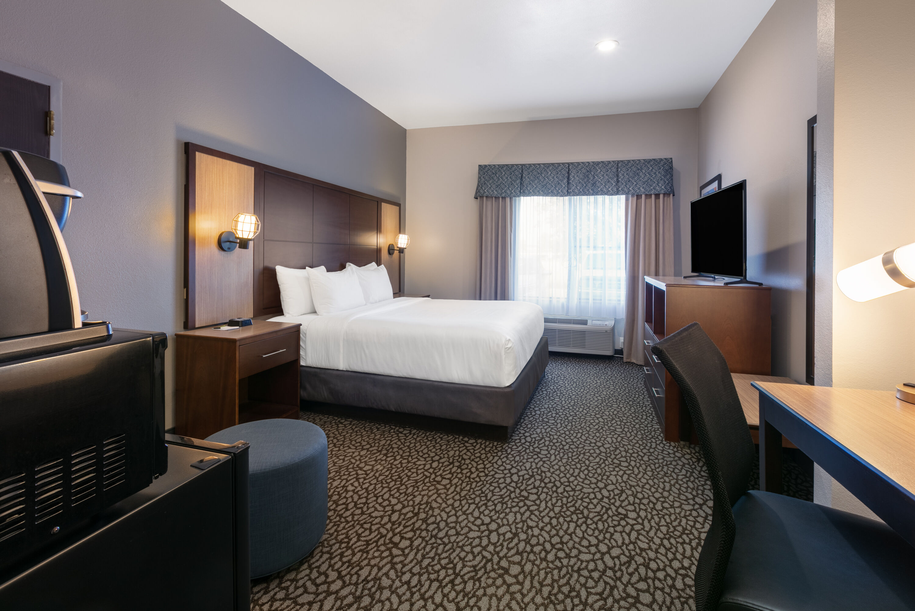 Guest room at the Wingate by Wyndham DFW / North Irving in Irving, Texas