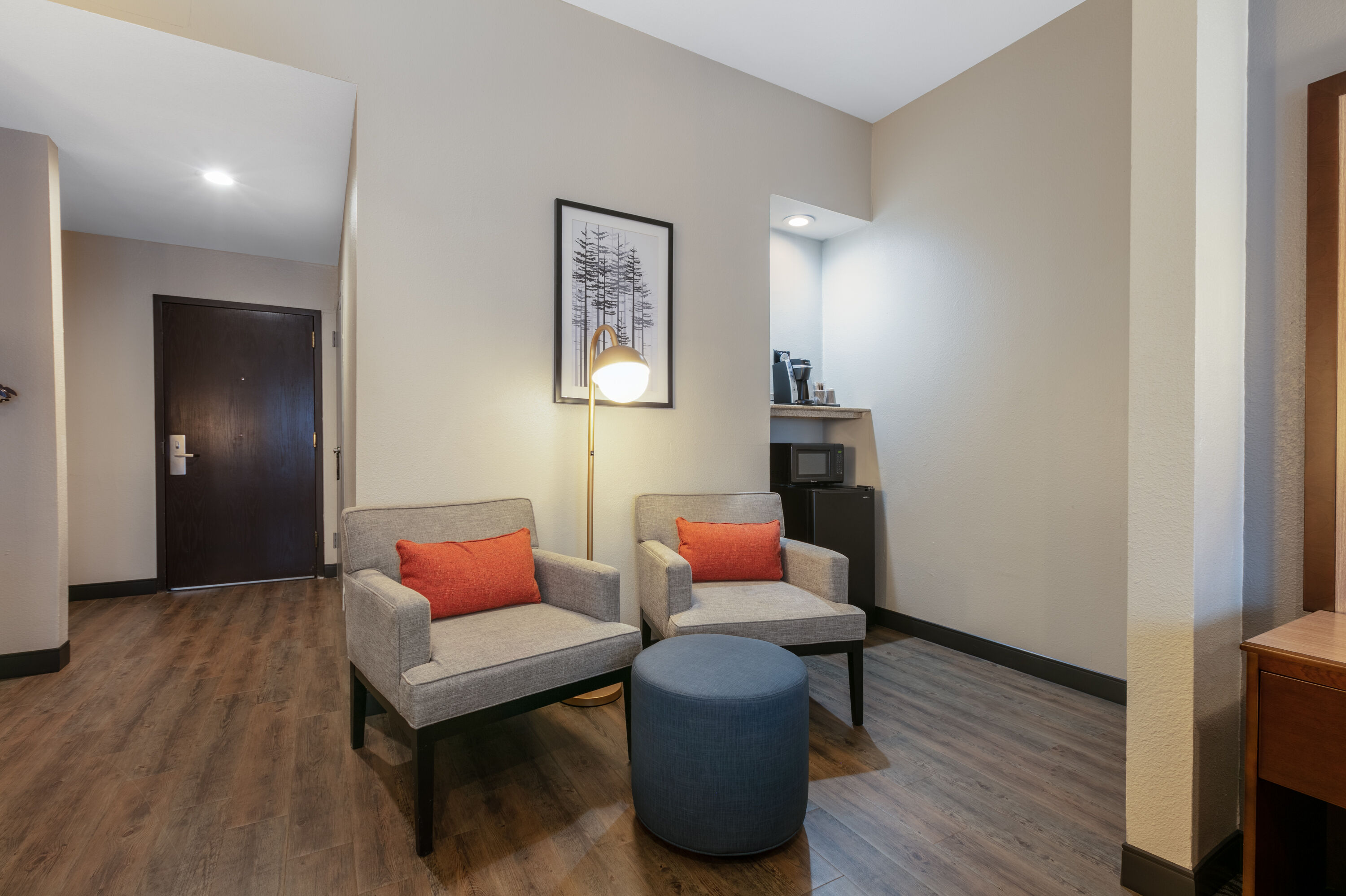 Guest room at the Wingate by Wyndham DFW / North Irving in Irving, Texas