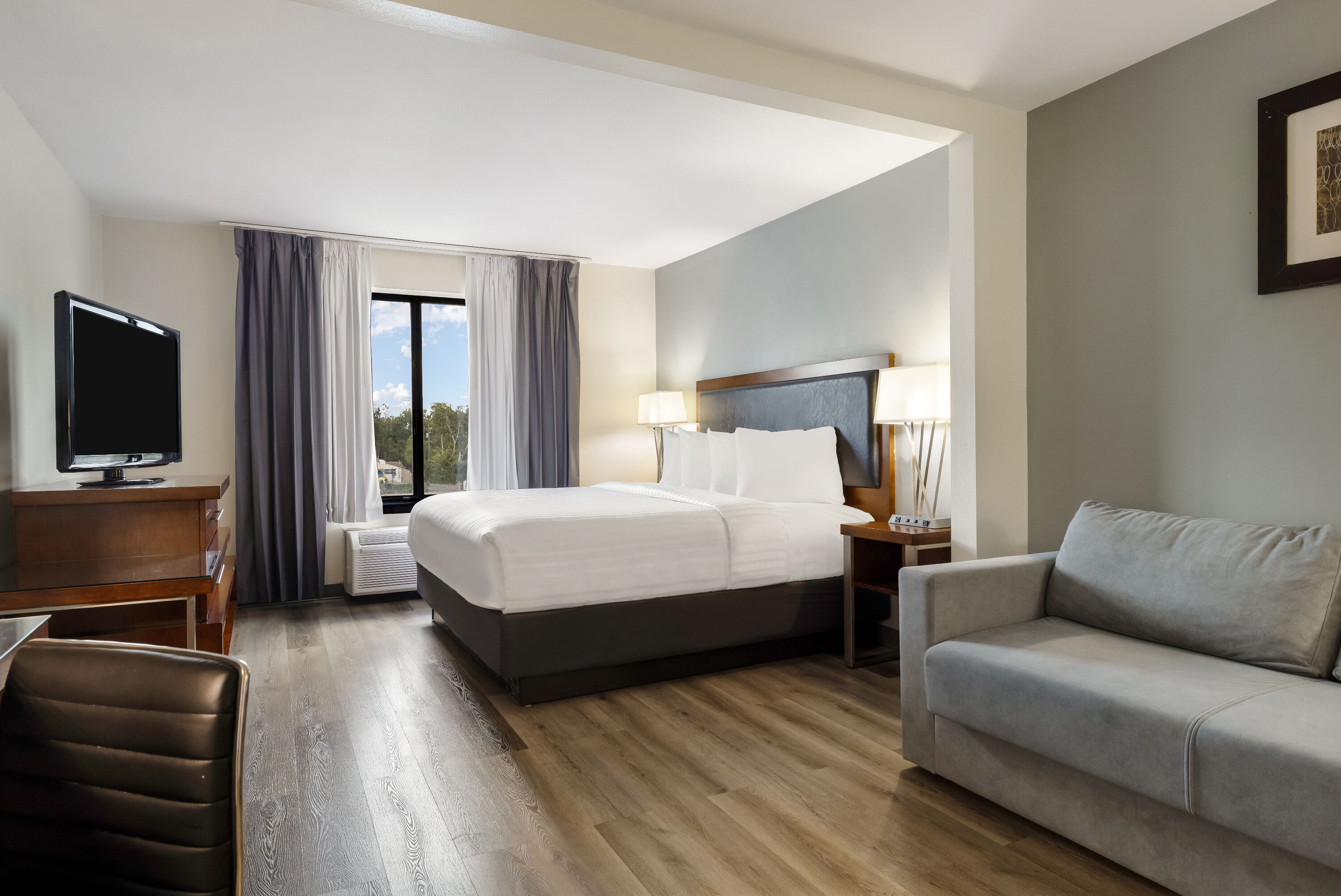 King bed guest room at the Wingate by Wyndham Round Rock Hotel & Conference Center in Round Rock, Texas