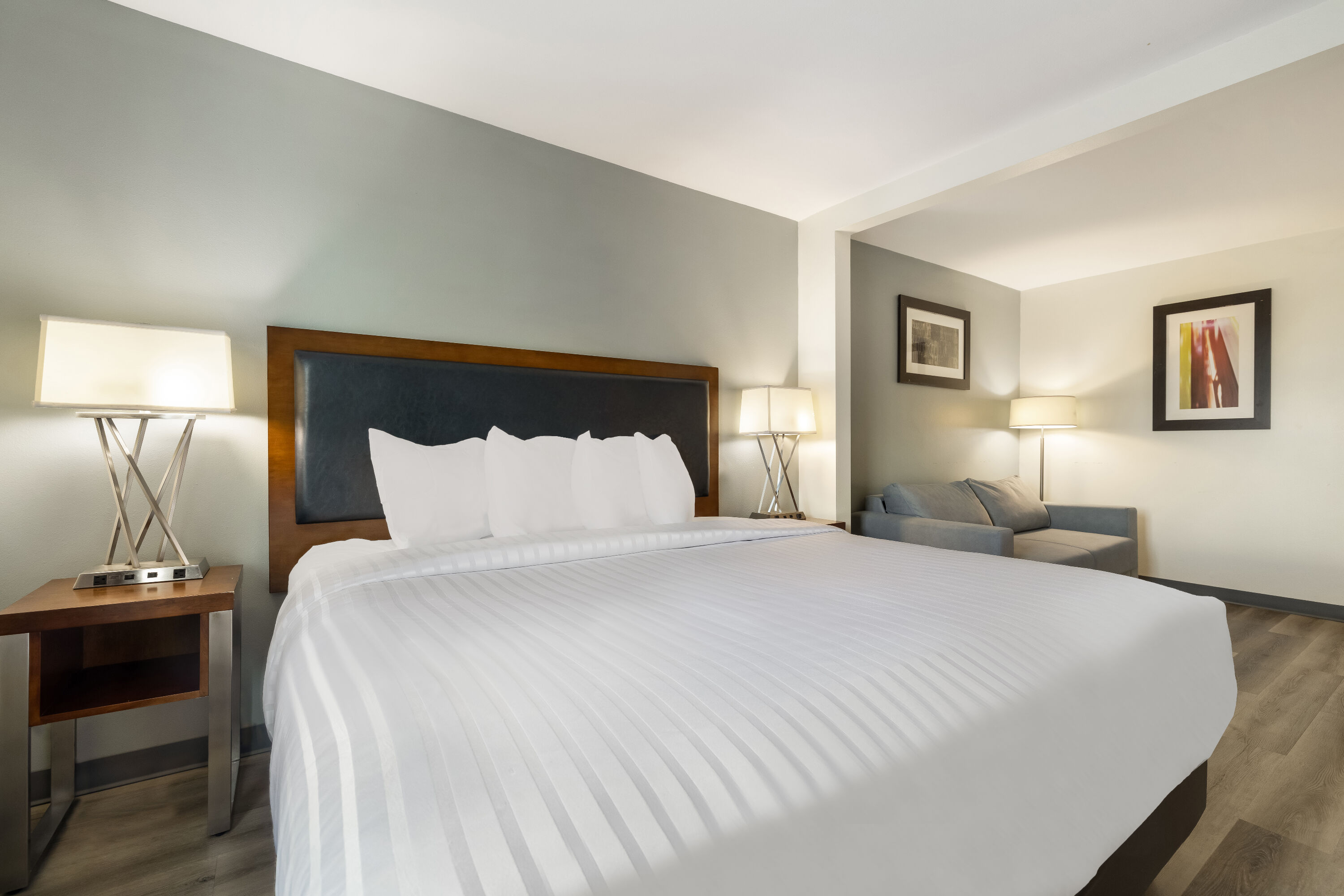 King bed guest room at the Wingate by Wyndham Round Rock Hotel & Conference Center in Round Rock, Texas