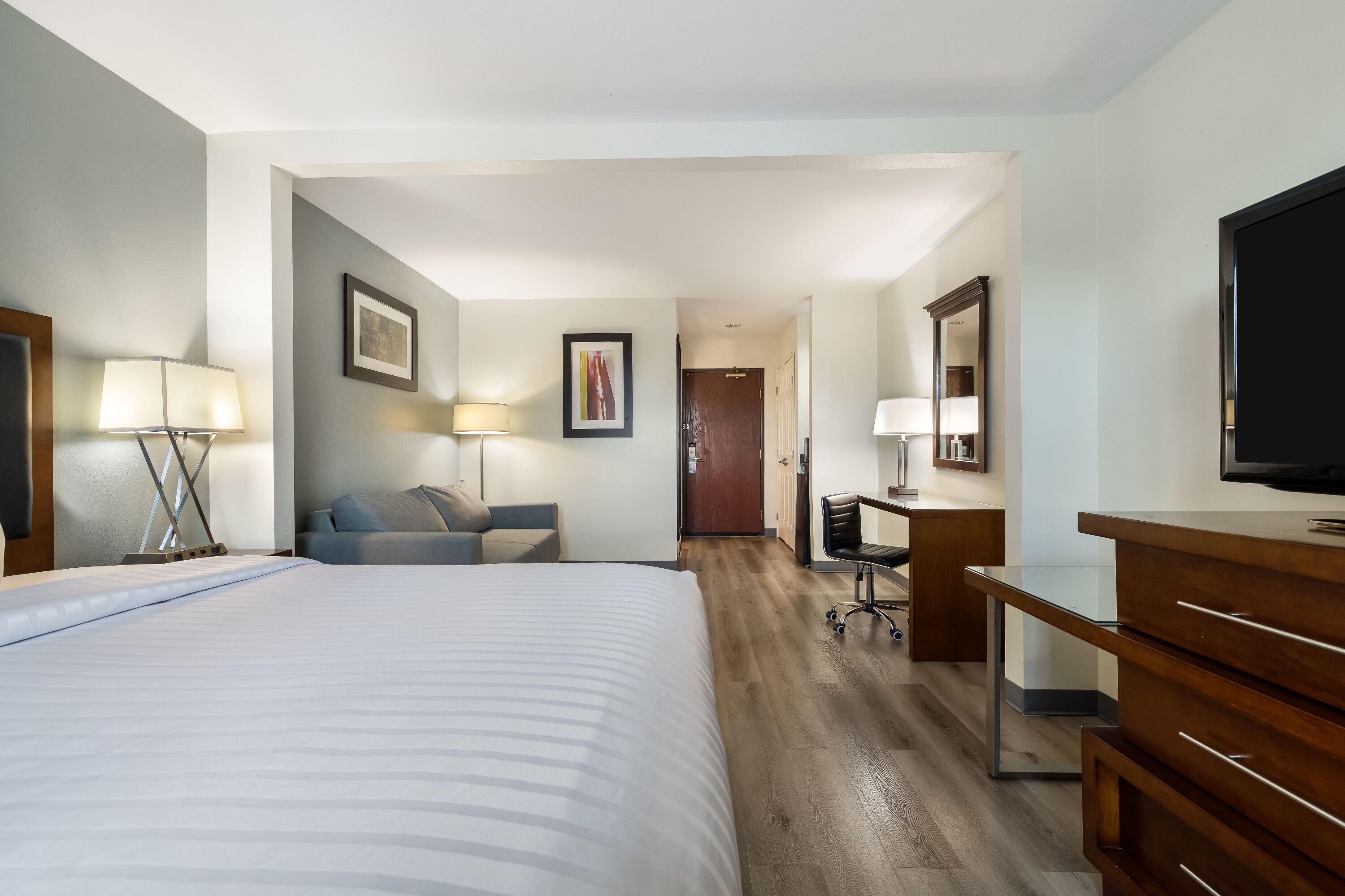 King bed guest room at the Wingate by Wyndham Round Rock Hotel & Conference Center in Round Rock, Texas