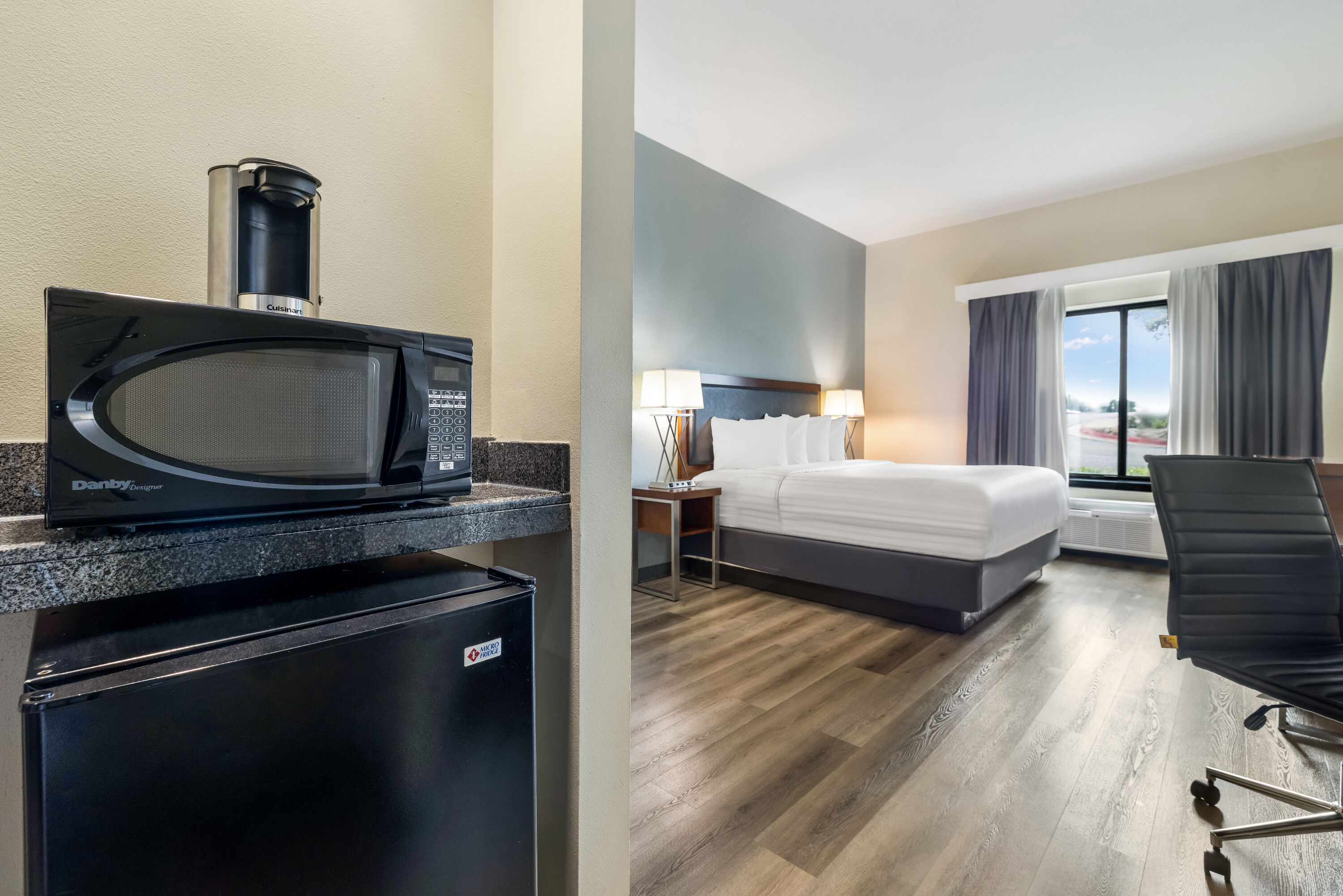 King bed guest room at the Wingate by Wyndham Round Rock Hotel & Conference Center in Round Rock, Texas