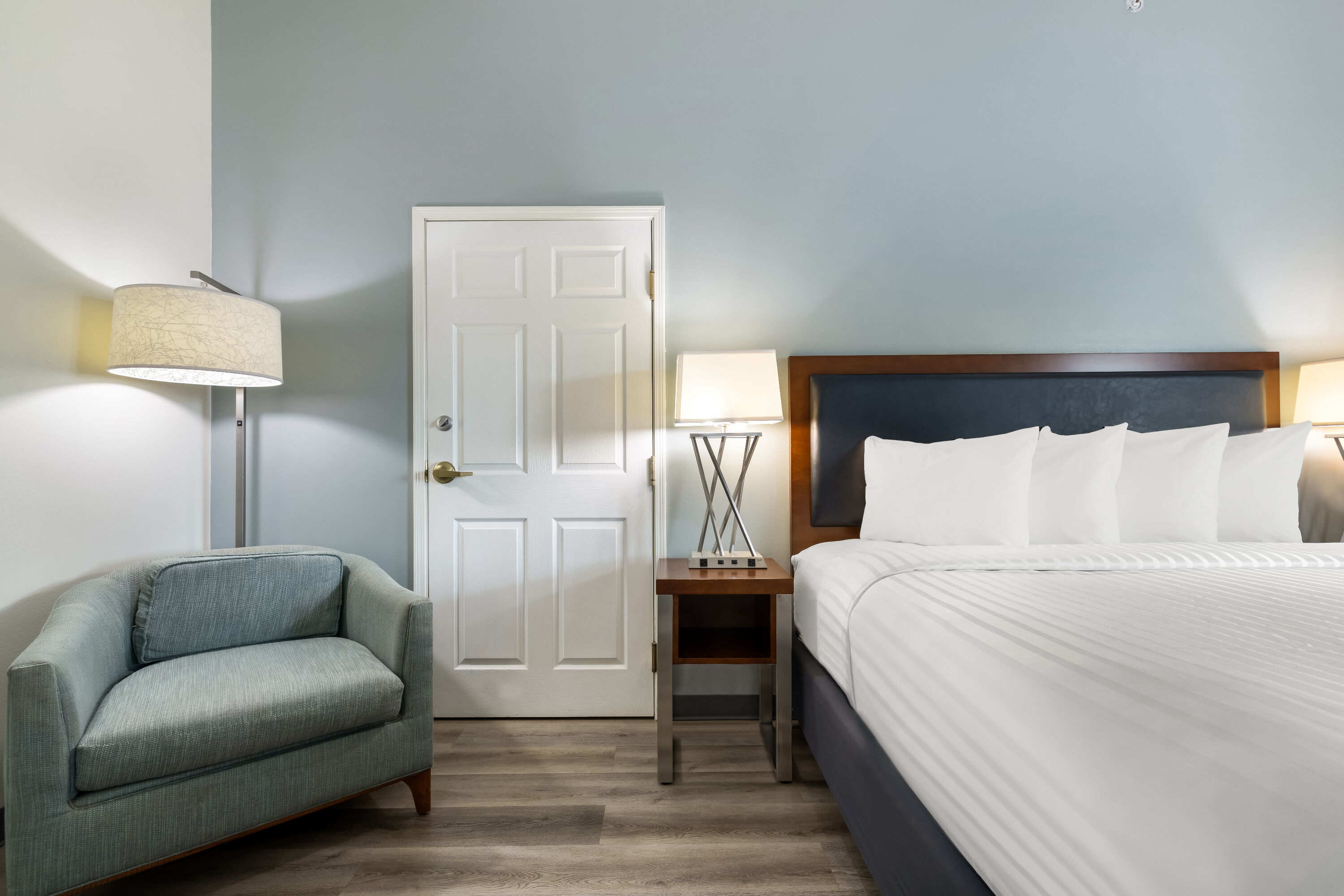 King bed guest room at the Wingate by Wyndham Round Rock Hotel & Conference Center in Round Rock, Texas