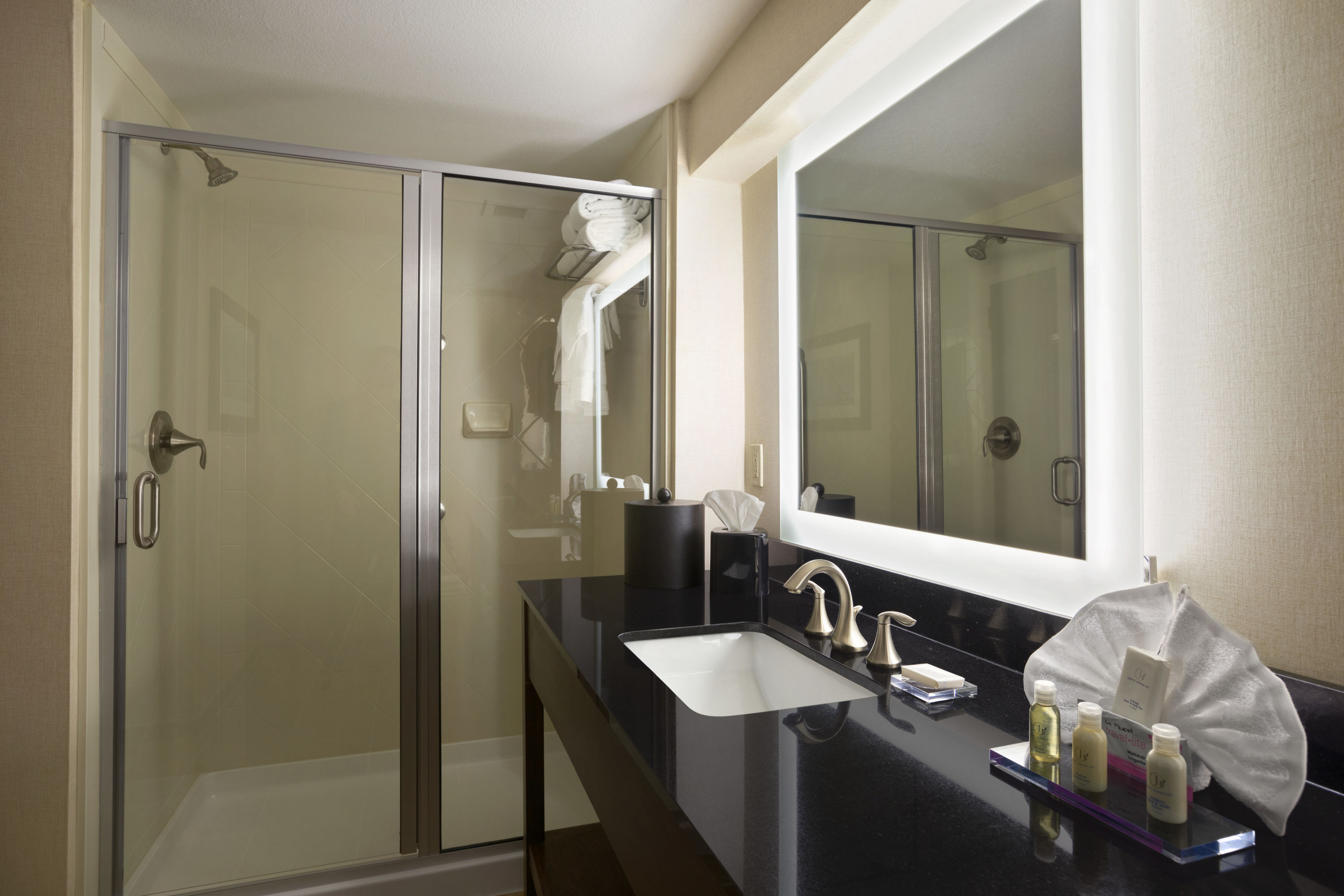 Guest room bath at the Wingate by Wyndham Seminole in Seminole, Texas