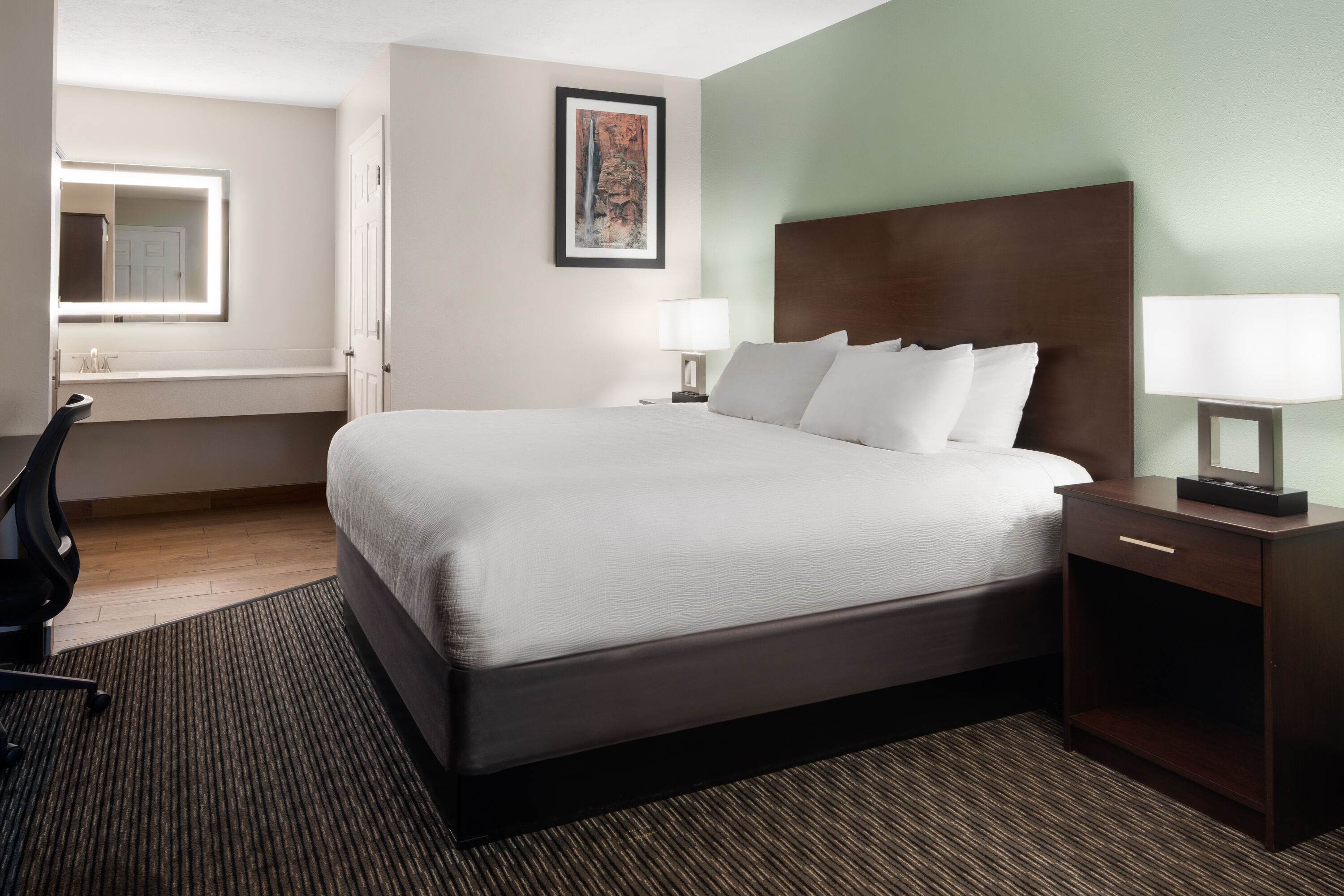 King bed guest room at the Wingate by Wyndham Cedar City in Cedar City, Utah