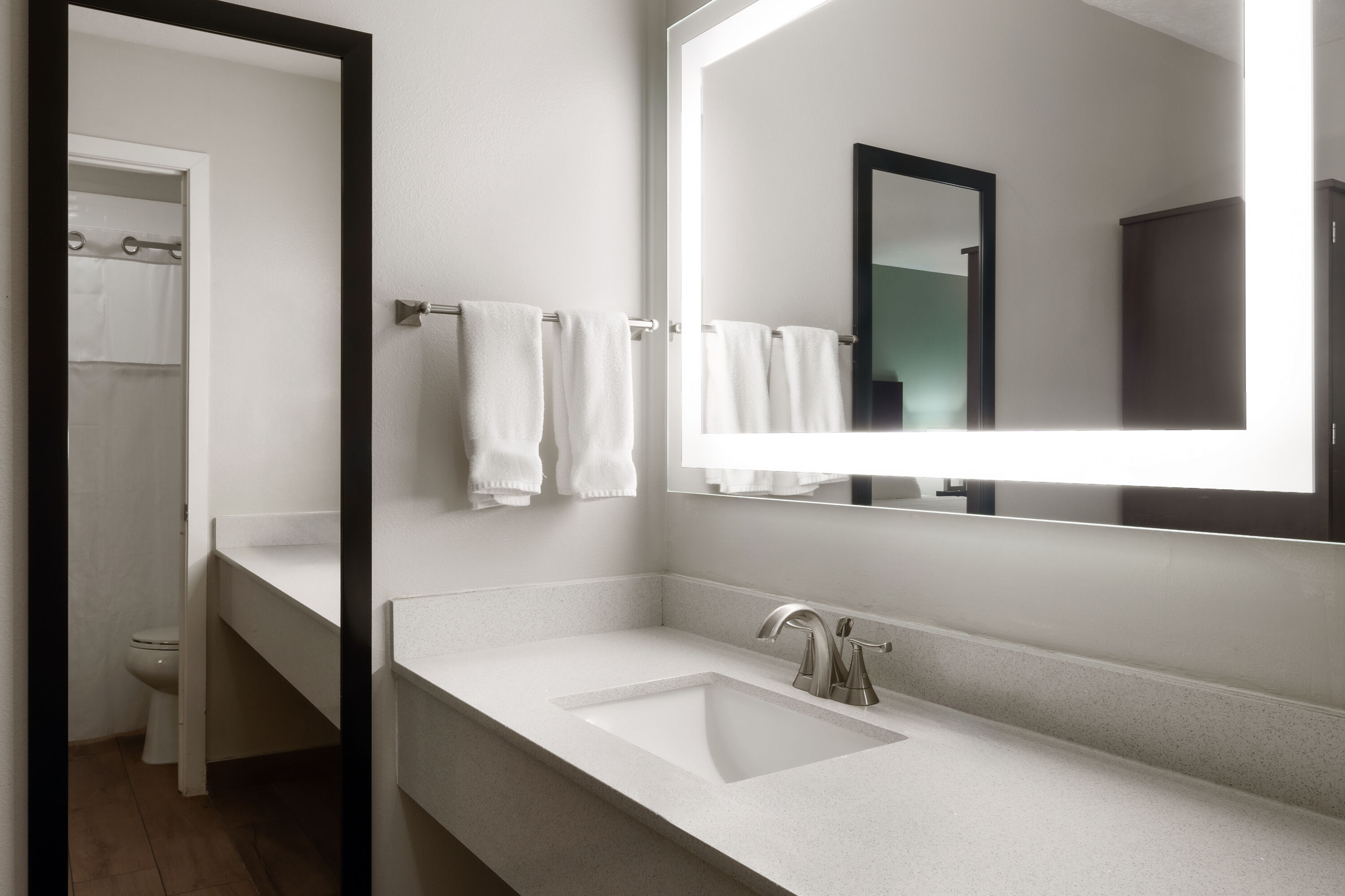 King bed guest room at the Wingate by Wyndham Cedar City in Cedar City, Utah