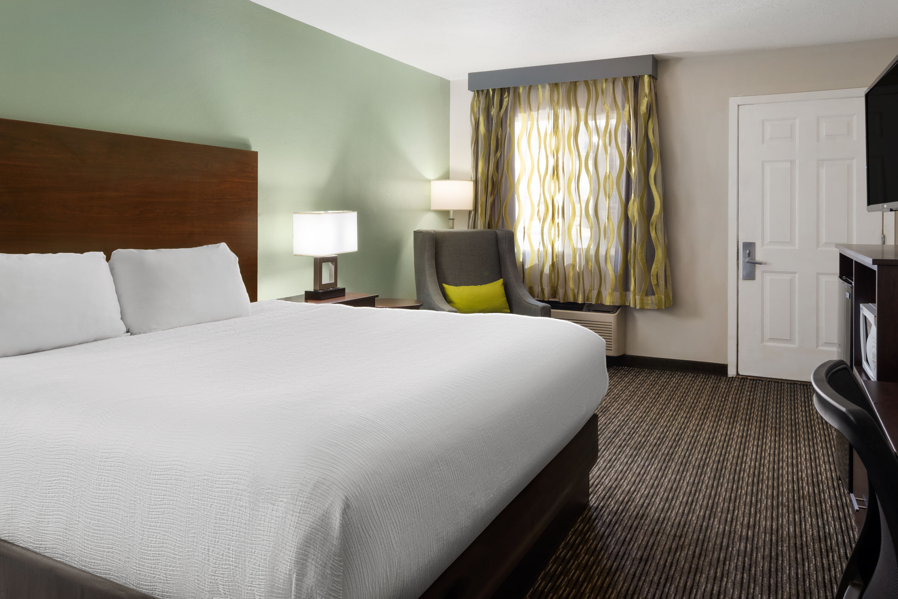 King bed guest room at the Wingate by Wyndham Cedar City in Cedar City, Utah