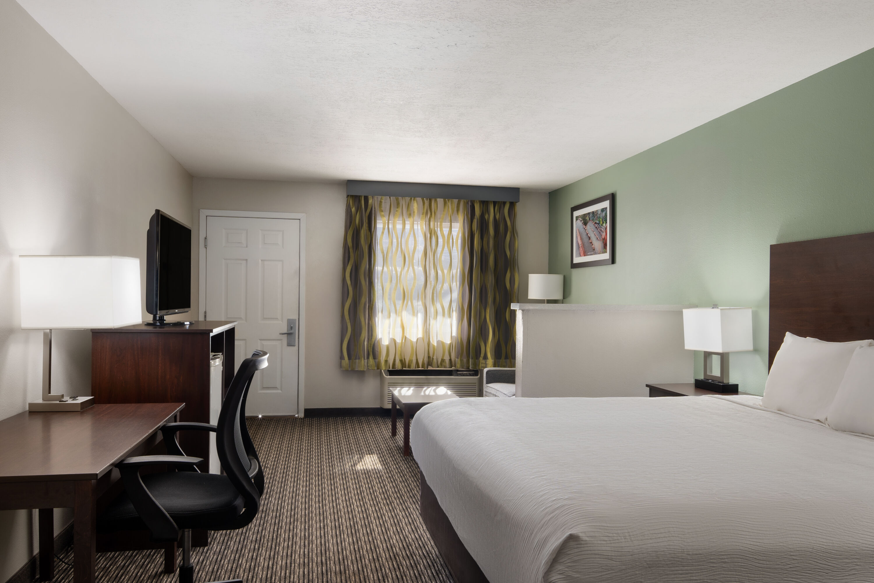 Wingate by Wyndham Cedar City suite in Cedar City, Utah