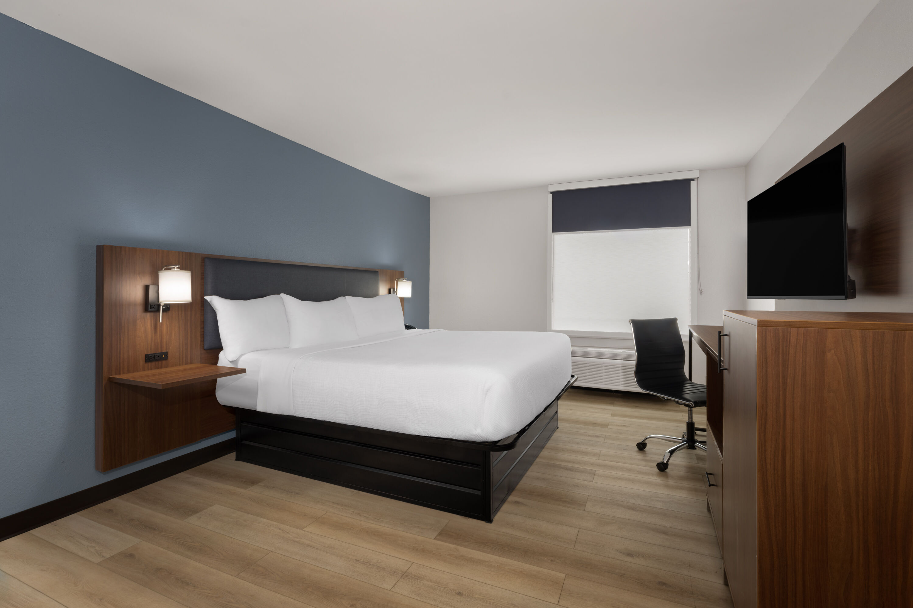 Guest room at the Wingate by Wyndham Dublin Near Claytor Lake State Park in Dublin, Virginia