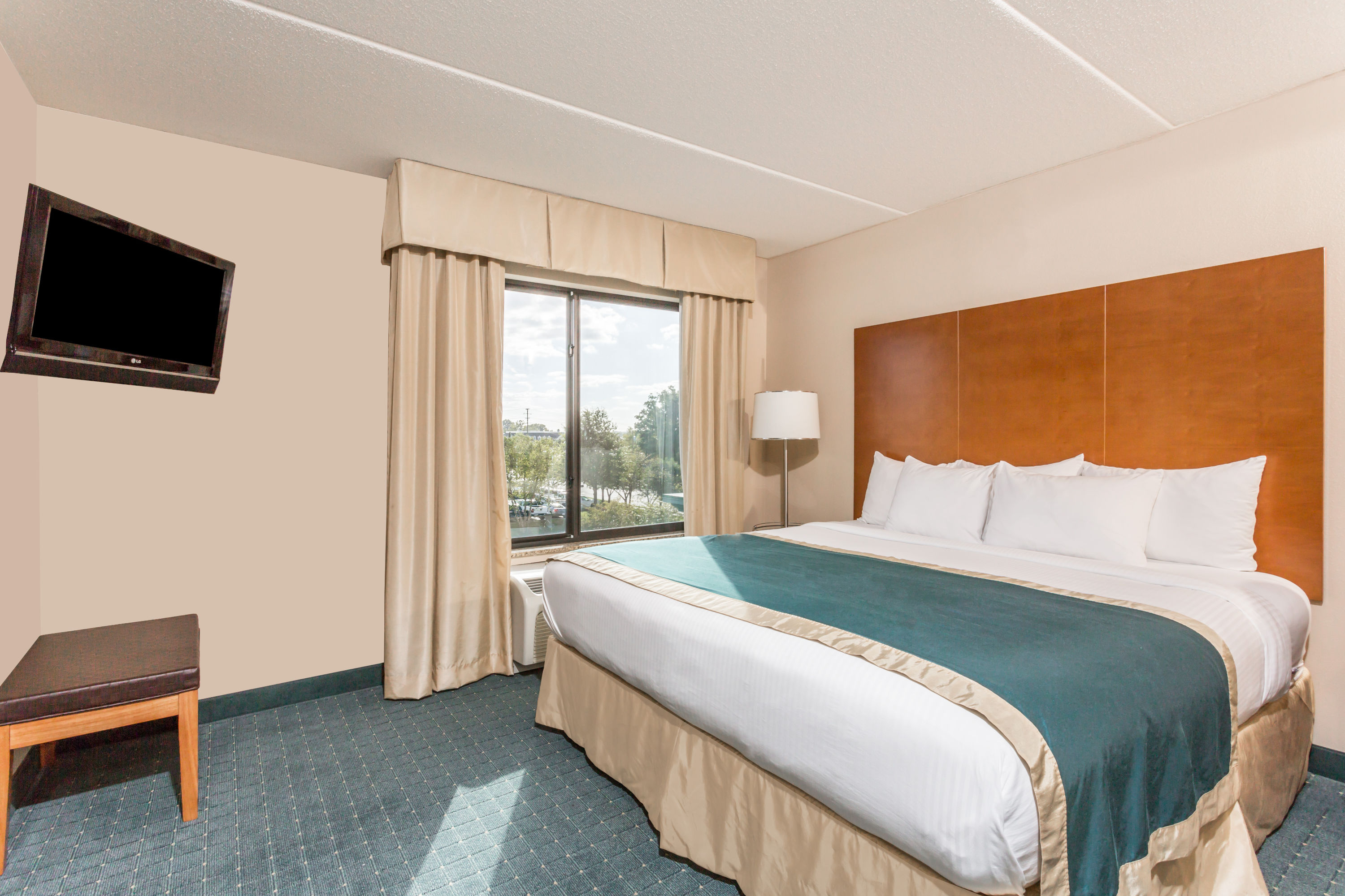 Guest room at the Wingate by Wyndham Richmond Short Pump in Richmond, Virginia