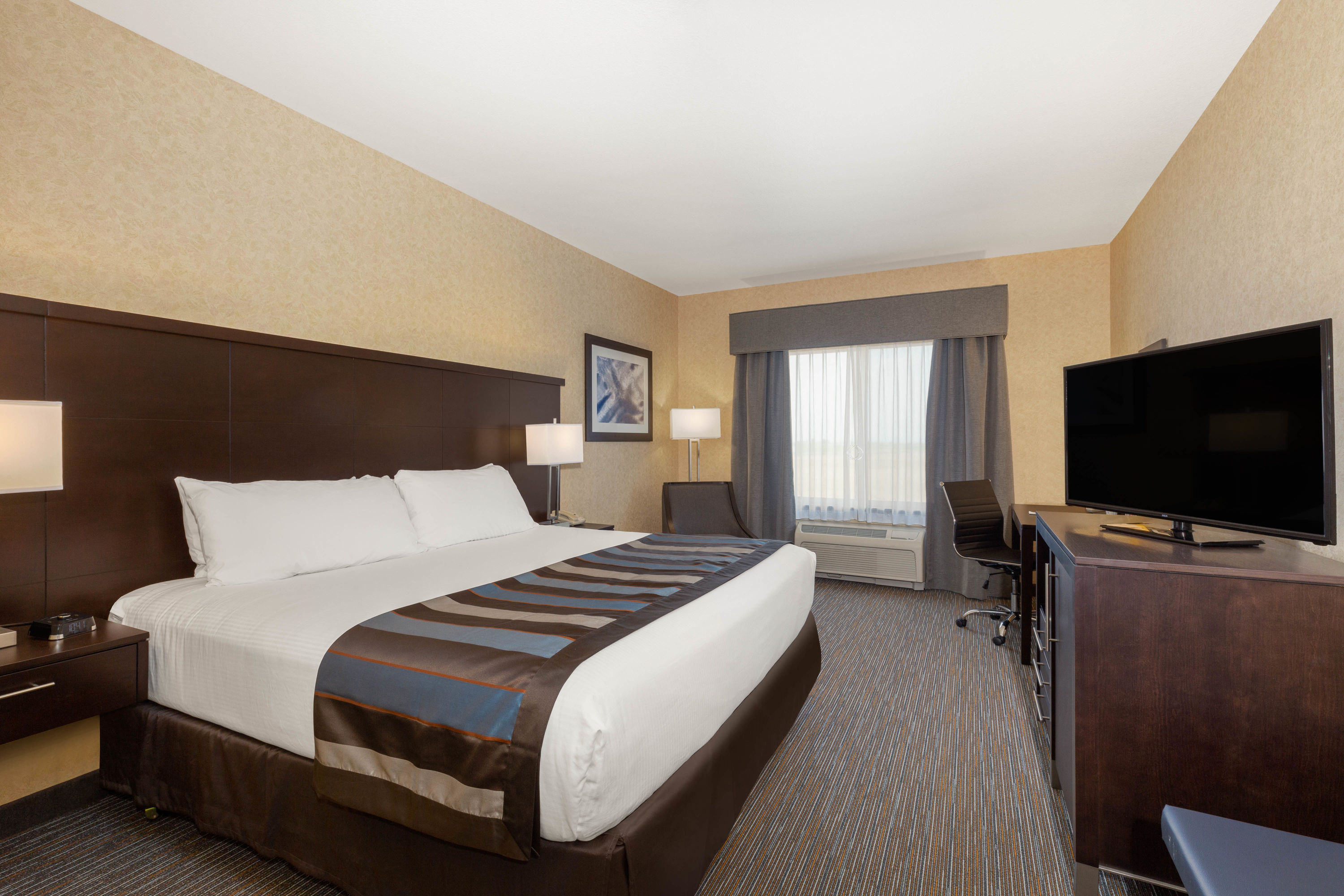 Guest room at the Wingate by Wyndham Moses Lake in Moses Lake, Washington